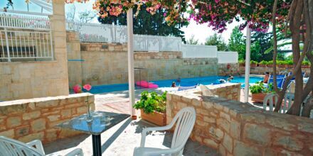 Jaettu uima-allas perhehuoneen yhteydessä, Hotelli Rethymno Mare Resort, Kreeta.