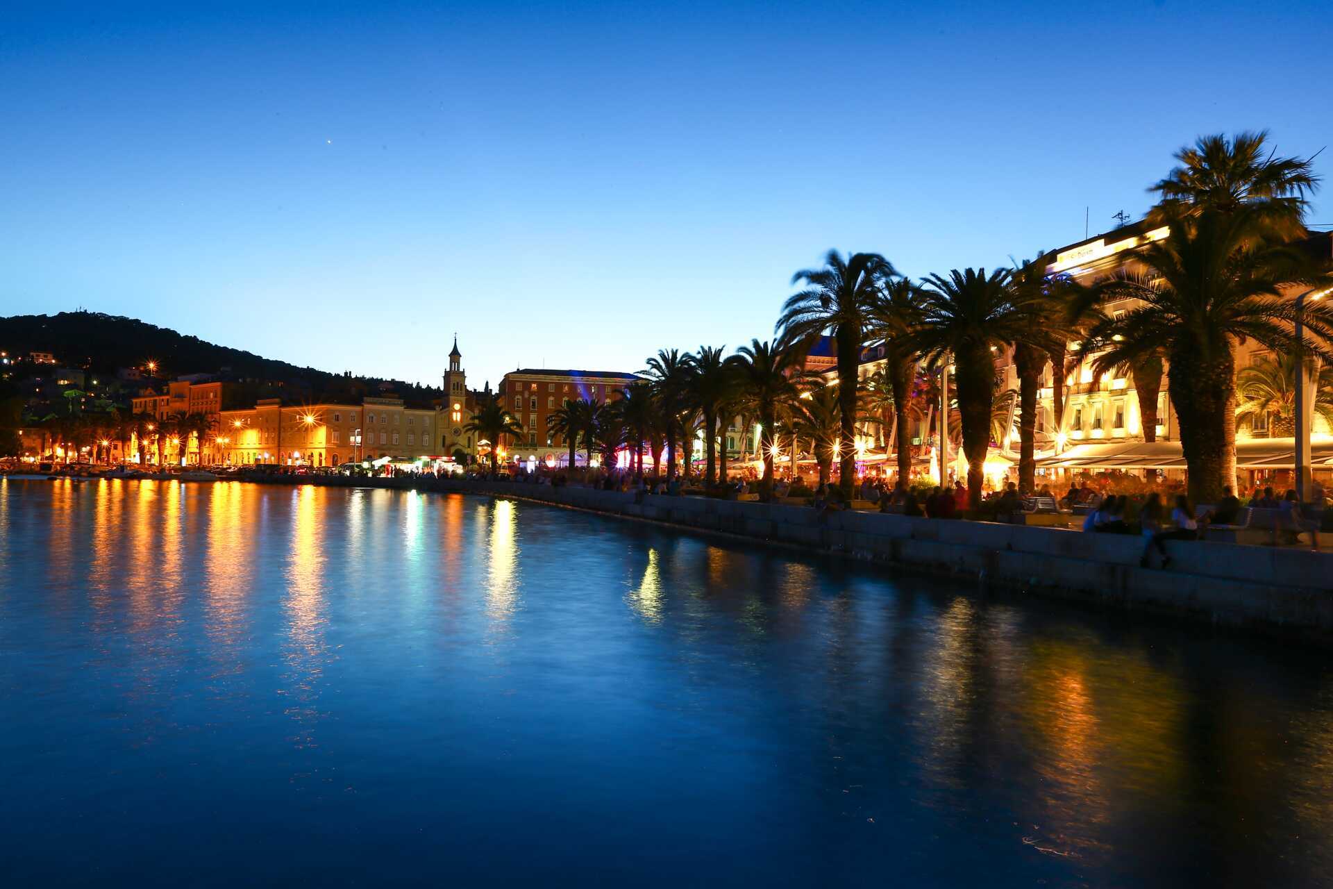 Splitin viihtyisä satamapromenadi, Rivan.