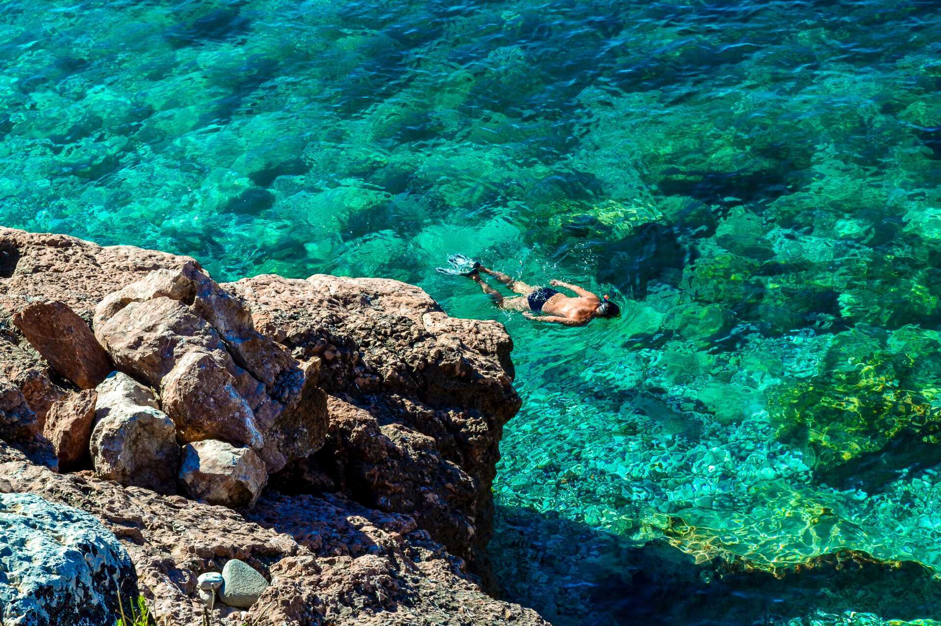 Snorklaa kristallinkirkkaassa vedessä.