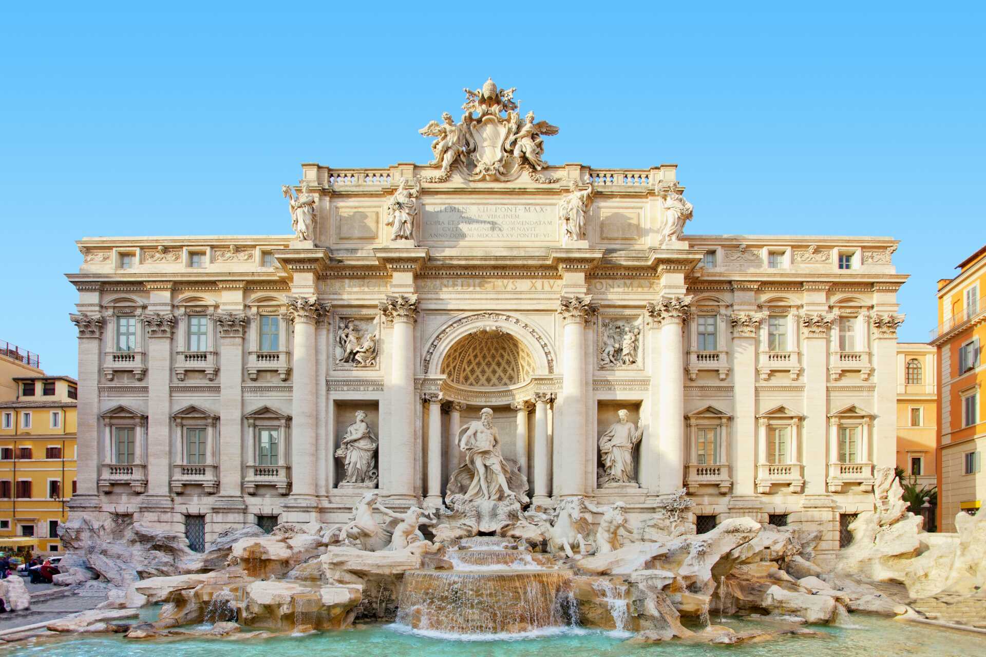 Fontana di Trevi -suihkulähde on Rooman kuuluisimpia nähtävyyksiä