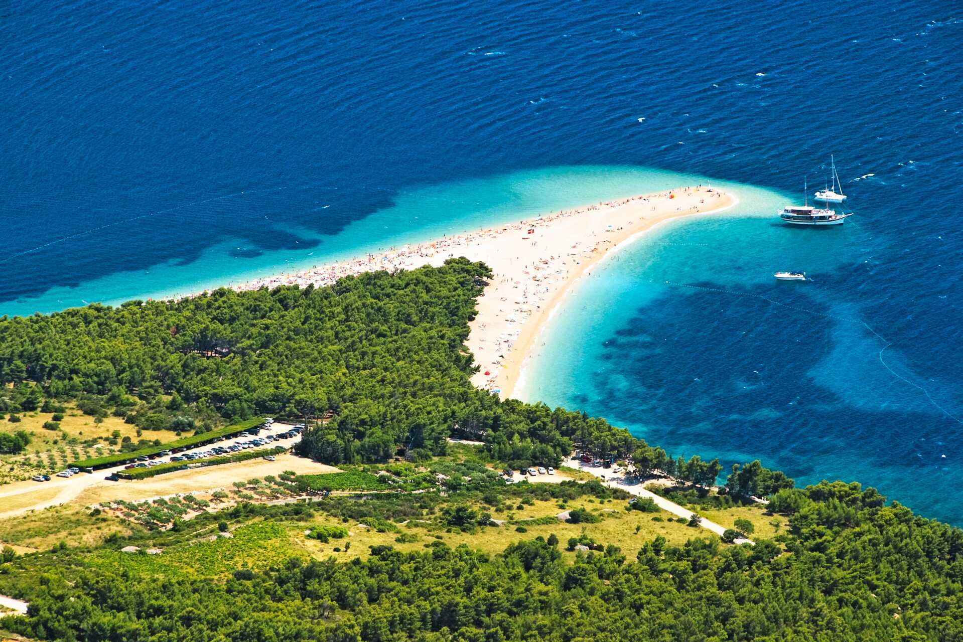 Zlatni Ratin ranta sijaitsee muutaman kilometrin päässä Bolista länteen Bracissa.