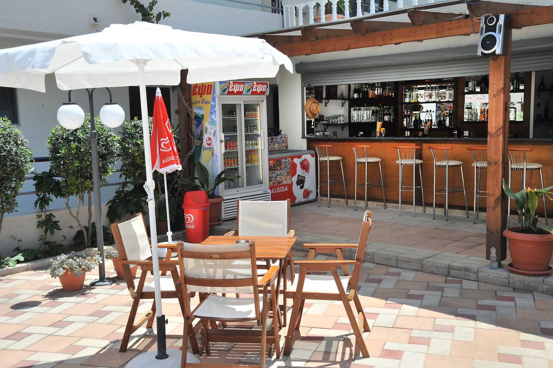 Allasbaari Hotelli Santa Marinassa Kosin kaupungissa Kosilla, Kreikassa.