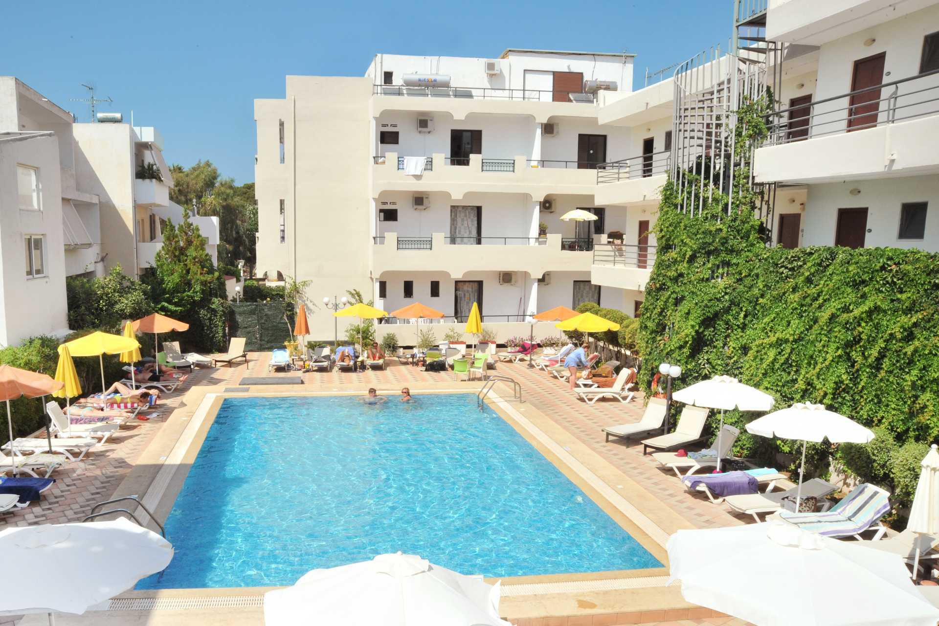 Allasalue Hotelli Santa Marinassa Kosin kaupungissa Kosissa, Kreikassa.