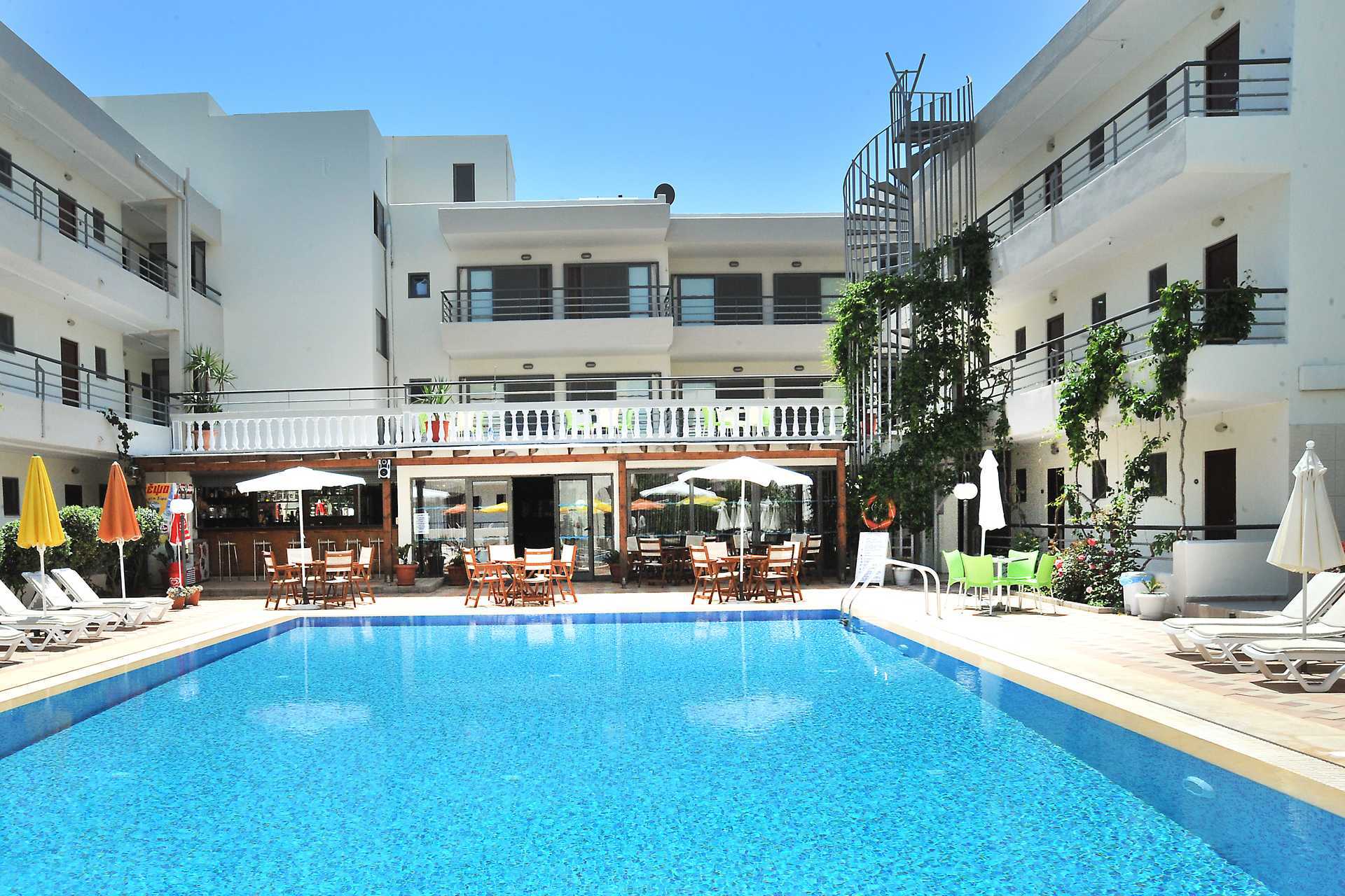 Allasalue Hotelli Santa Marinassa Kosin kaupungissa Kosilla, Kreikassa.