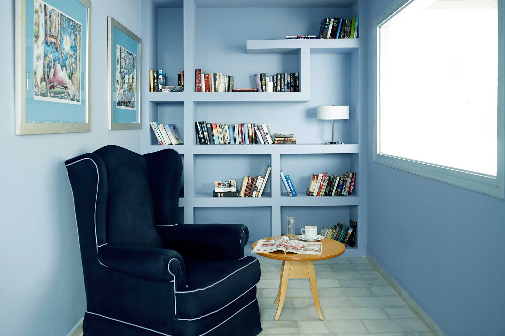 Pieni kirjasto Santorinin Kastelli Resortissa Santorinissa, Kreikassa.