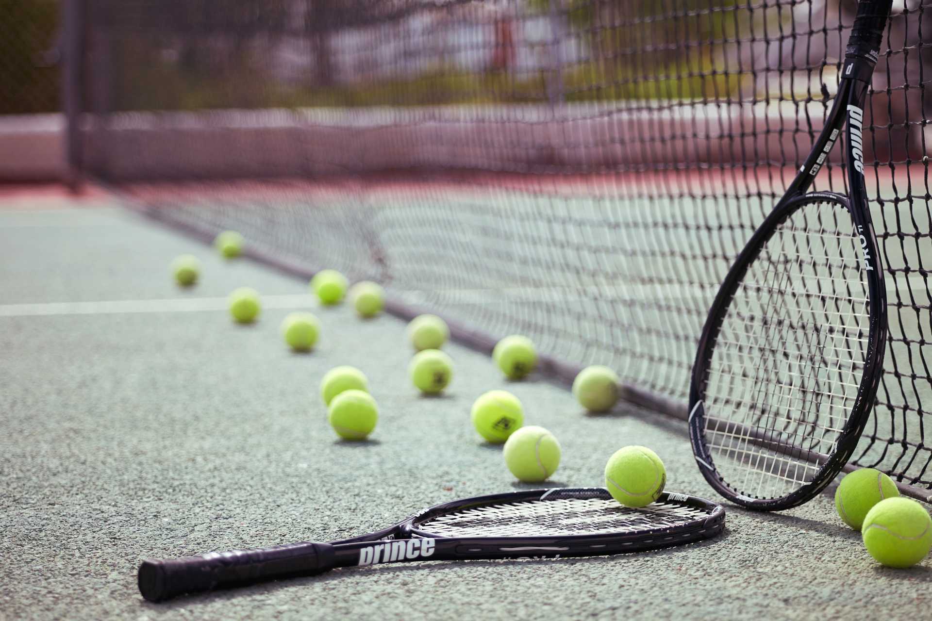 Tennis Santorinin Kastelli Resortissa Santorinissa, Kreikassa.