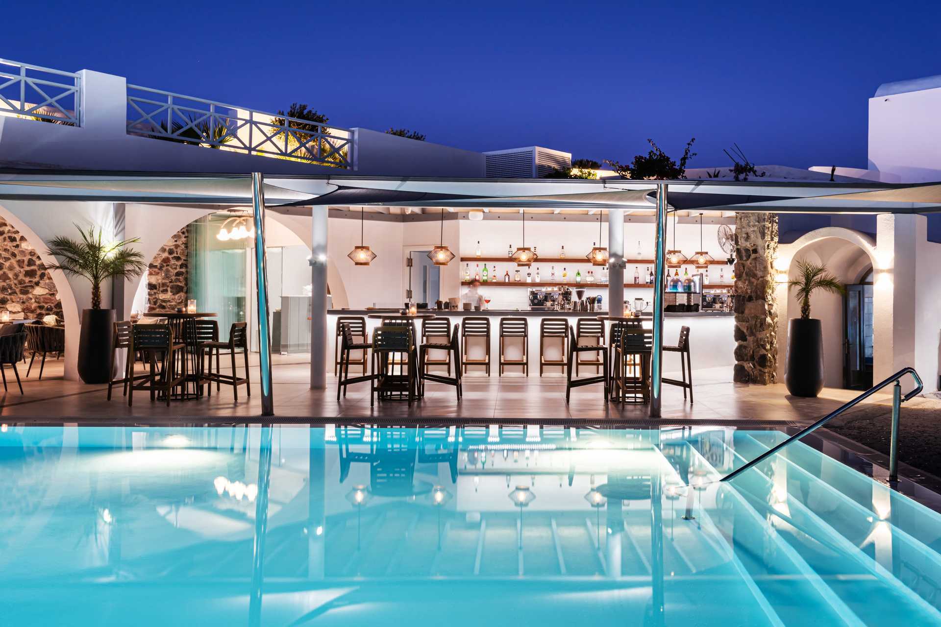 Allasbaari Santorini Kastelli Resortissa Santorinissa, Kreikassa.