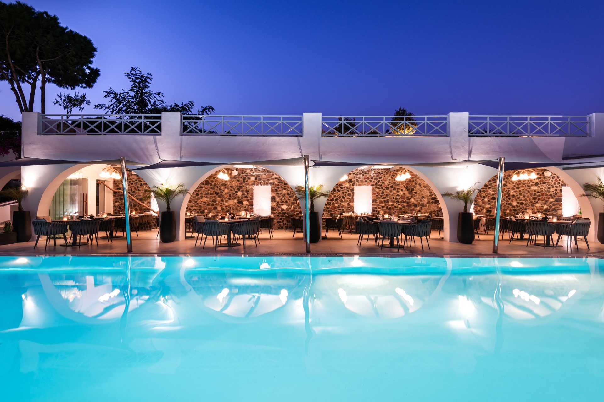 Allasalue ja ravintola Santorini Kastelli Resortissa Santorinissa, Kreikassa.