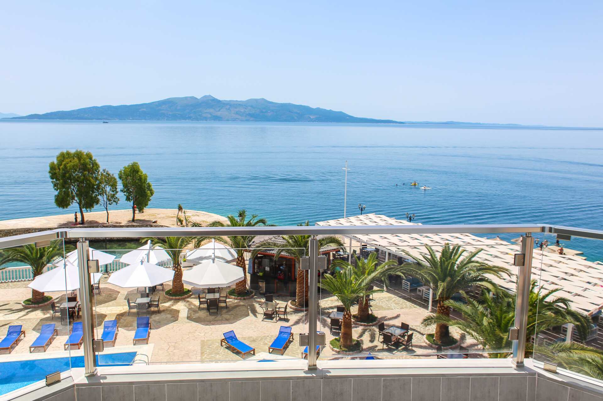 Kahden hengen huone merinäköalalla. Hotelli Saranda Palace, Albania.
