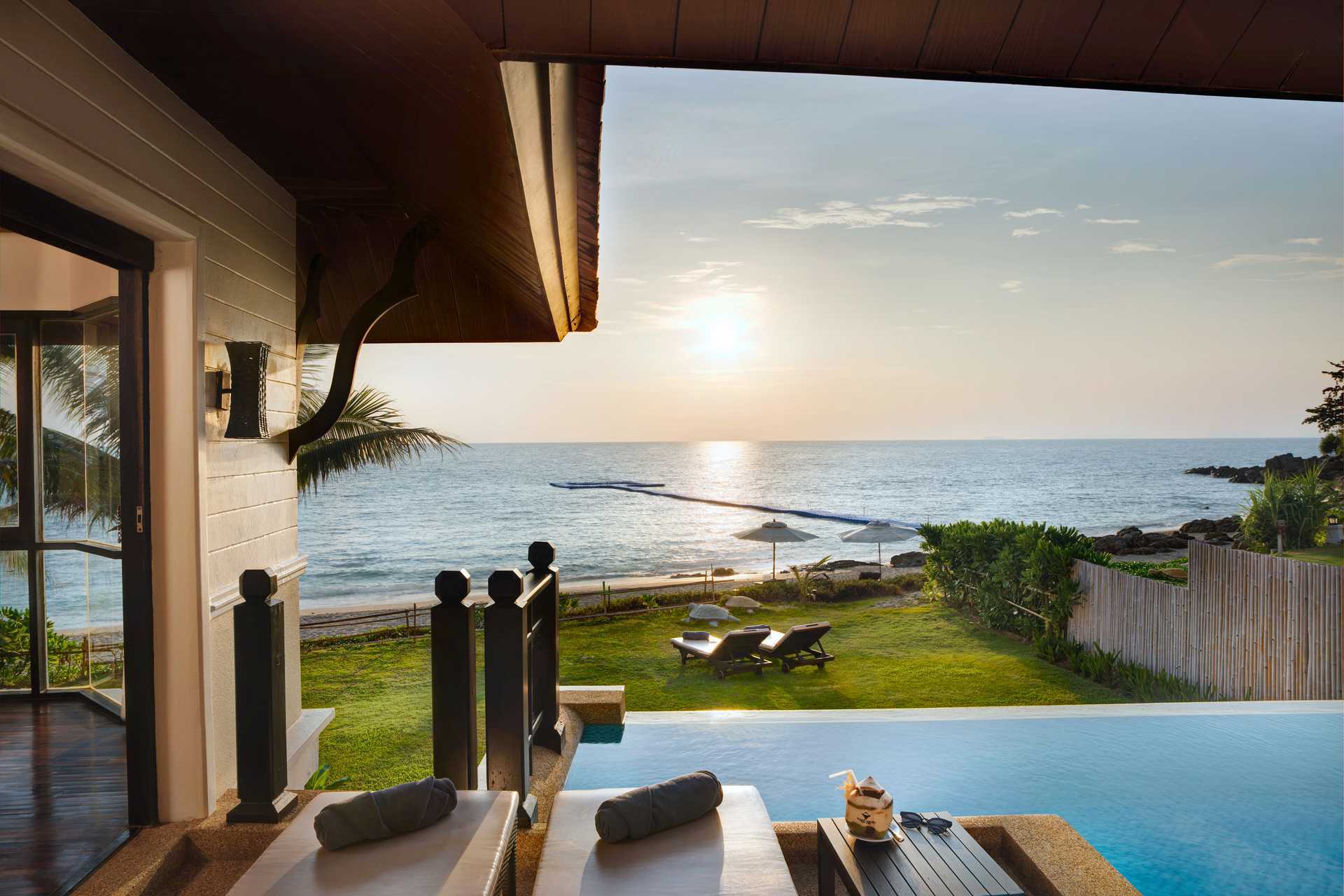 Seafront Villa, hotelli Rawi Warin, Koh Lanta, Thaimaa.