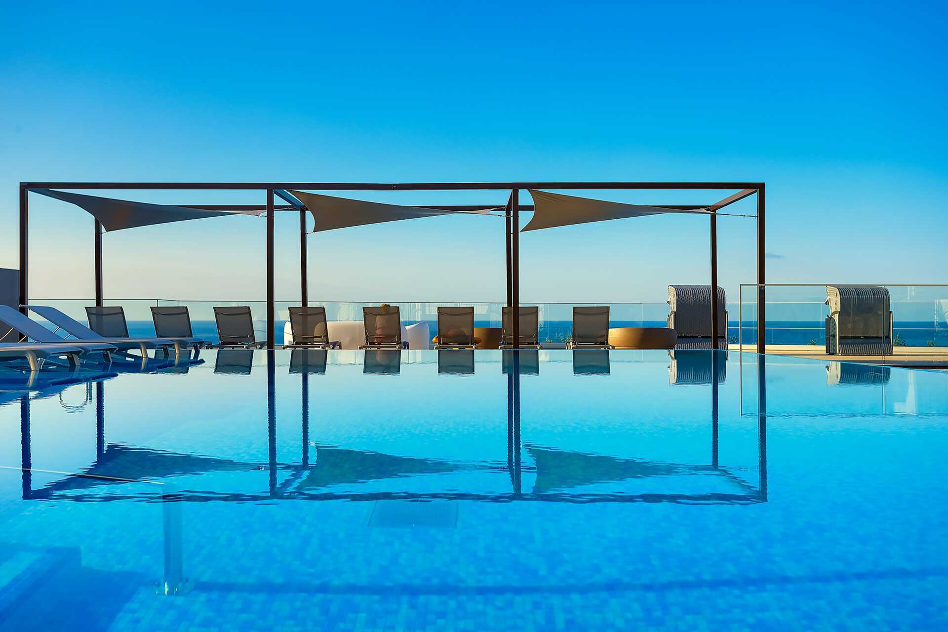 Merivesiallas hotelli Sentido Galomarissa Madeiralla, Portugalissa.