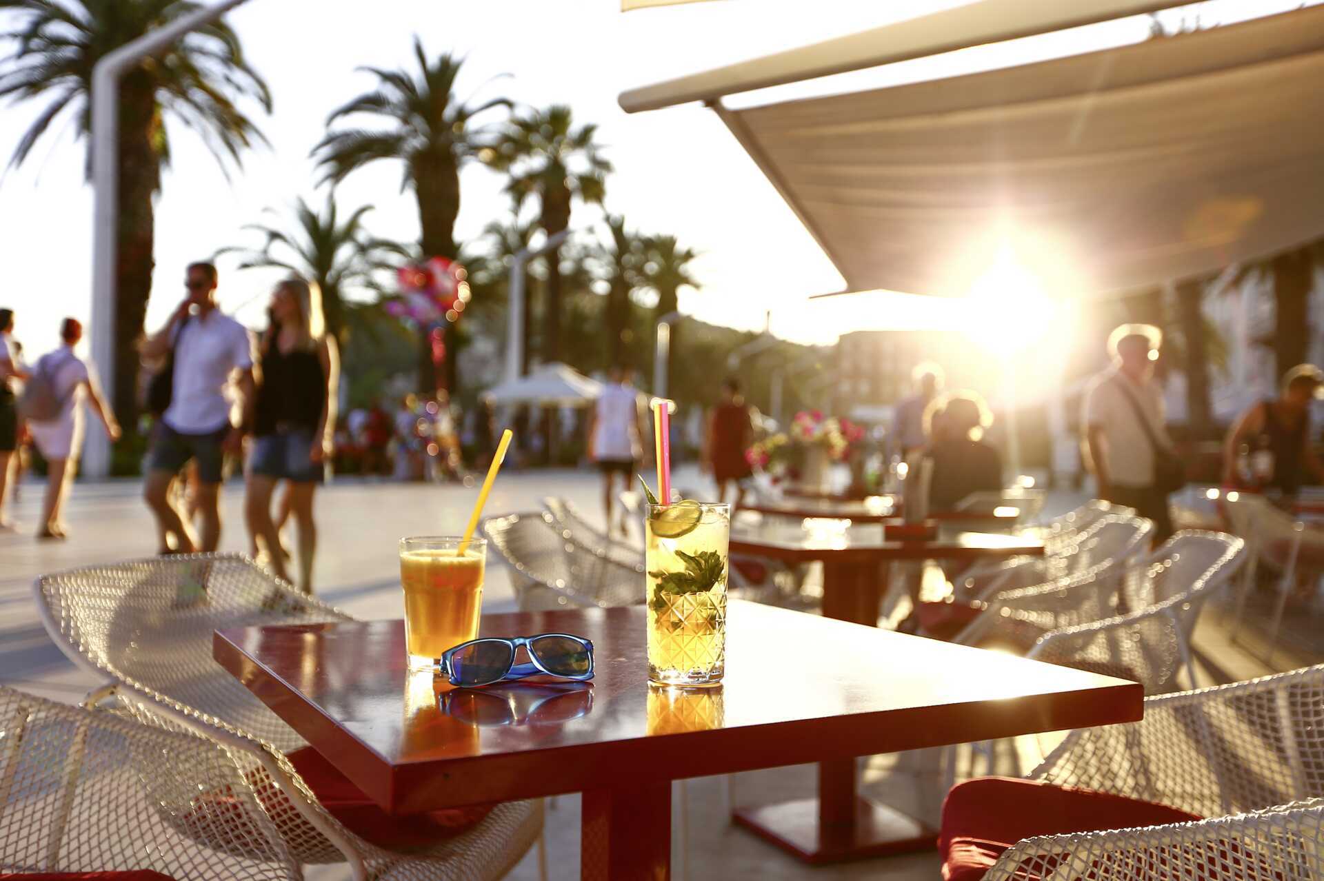 Splitin viihtyisä satamapromenadi, Rivan.