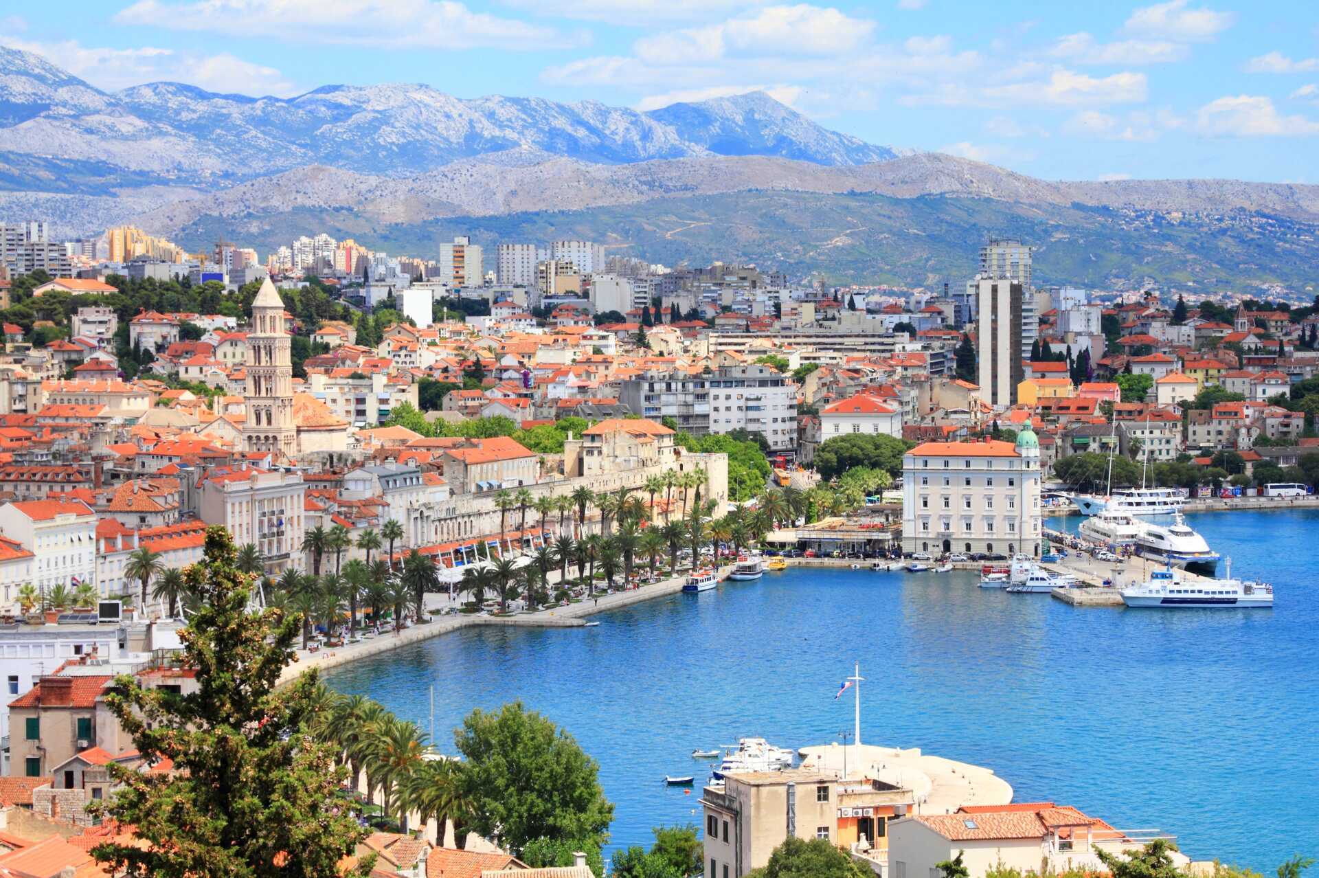 Saaristoristeilyt alkavat ja päättyvät Splitissä.