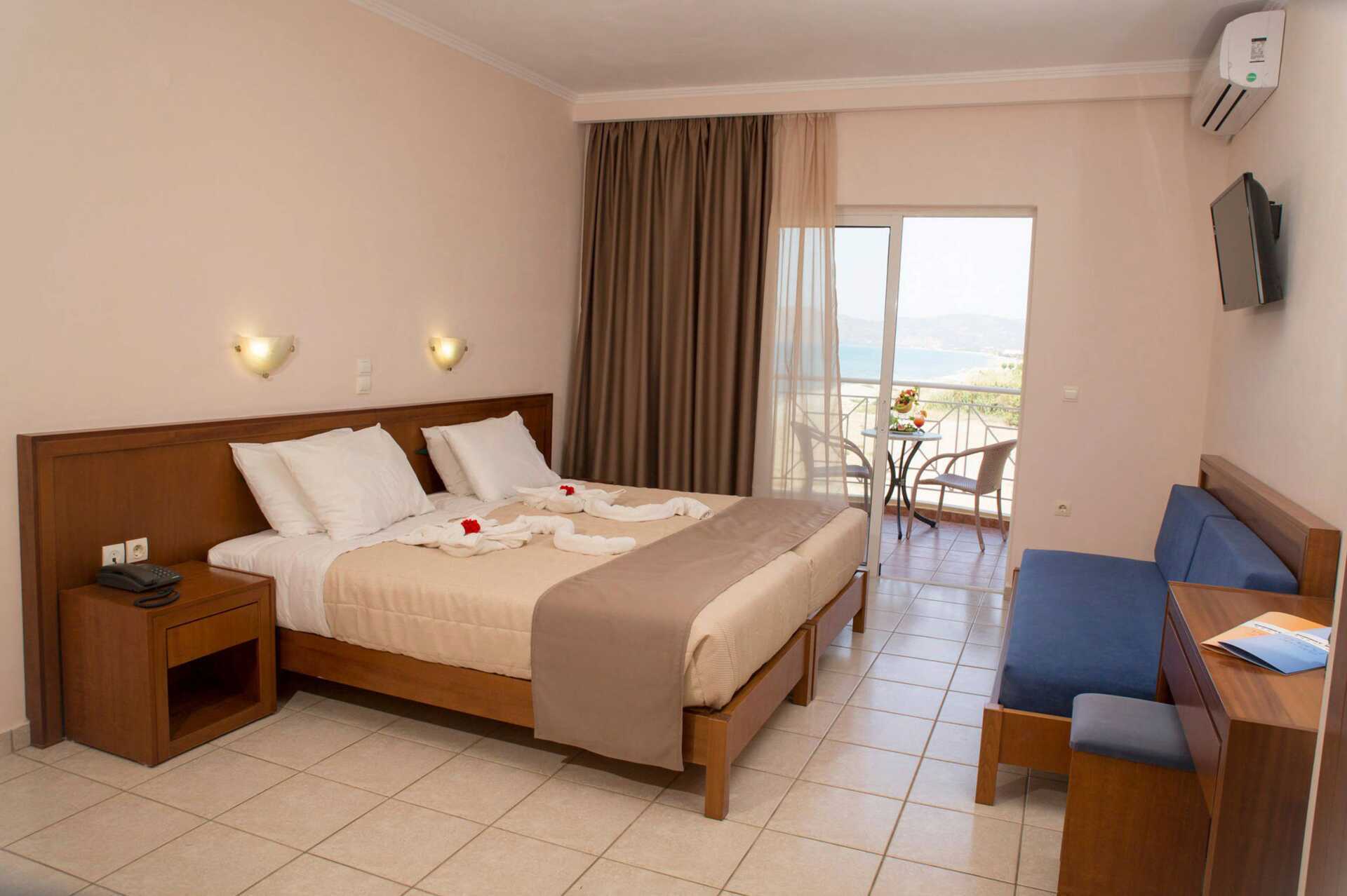 Kahden hengen huone Hotel Sunny Bayssä Kreetan Kastellissa.