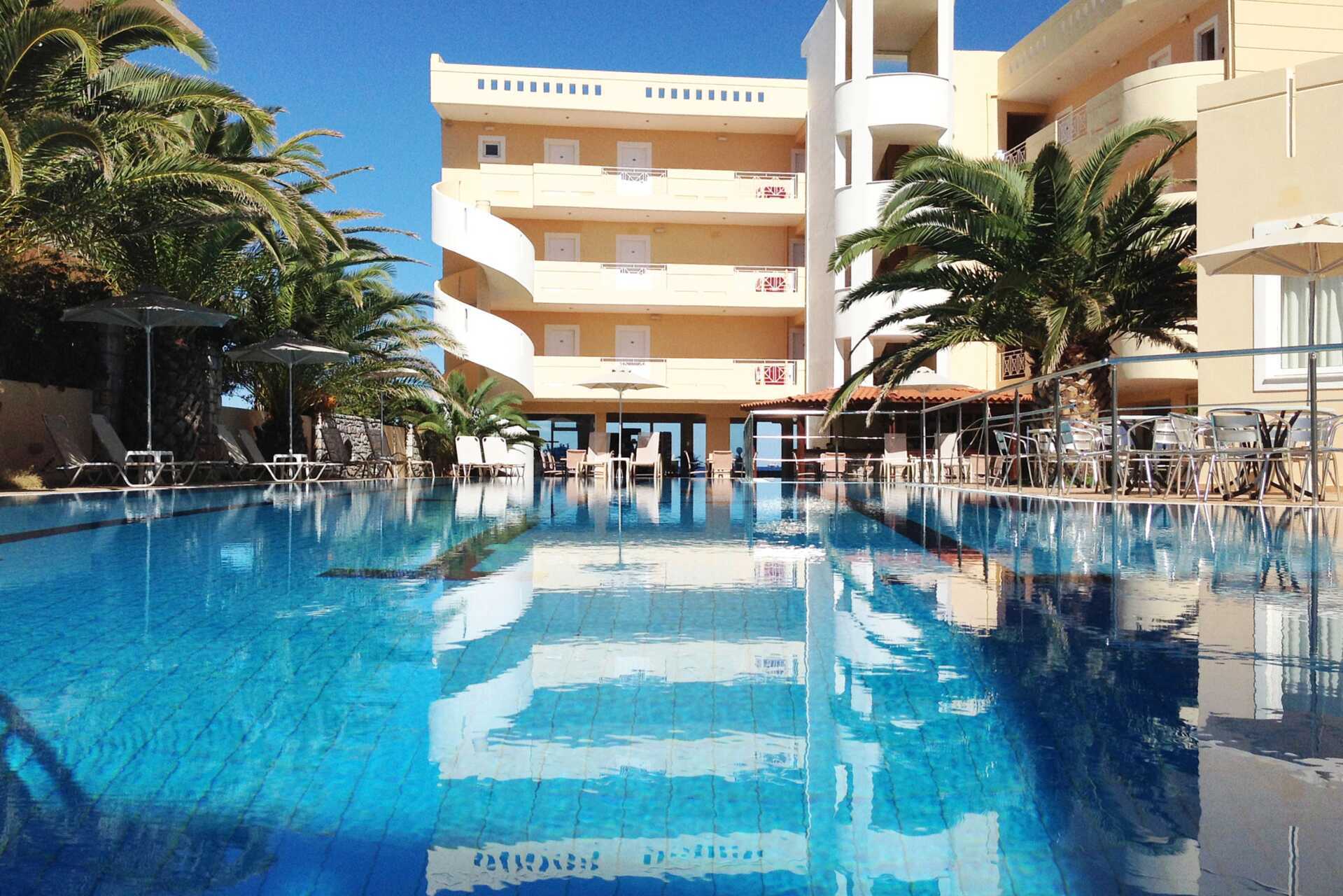 Sunny Bay -hotellin allasalue Kastellissa Kreetalla.