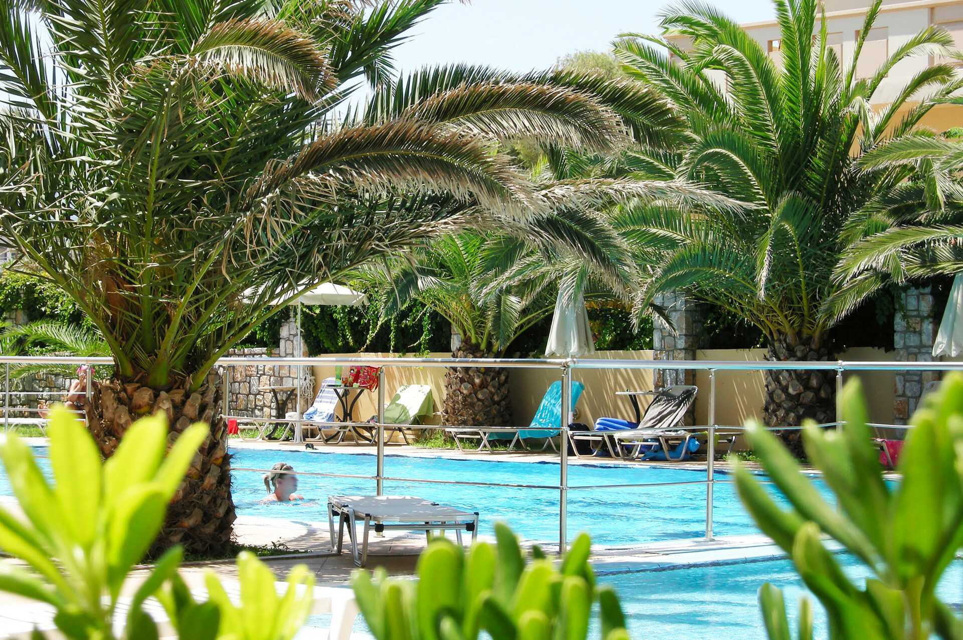 Sunny Bay -hotellin allasalue Kastellissa Kreetalla.