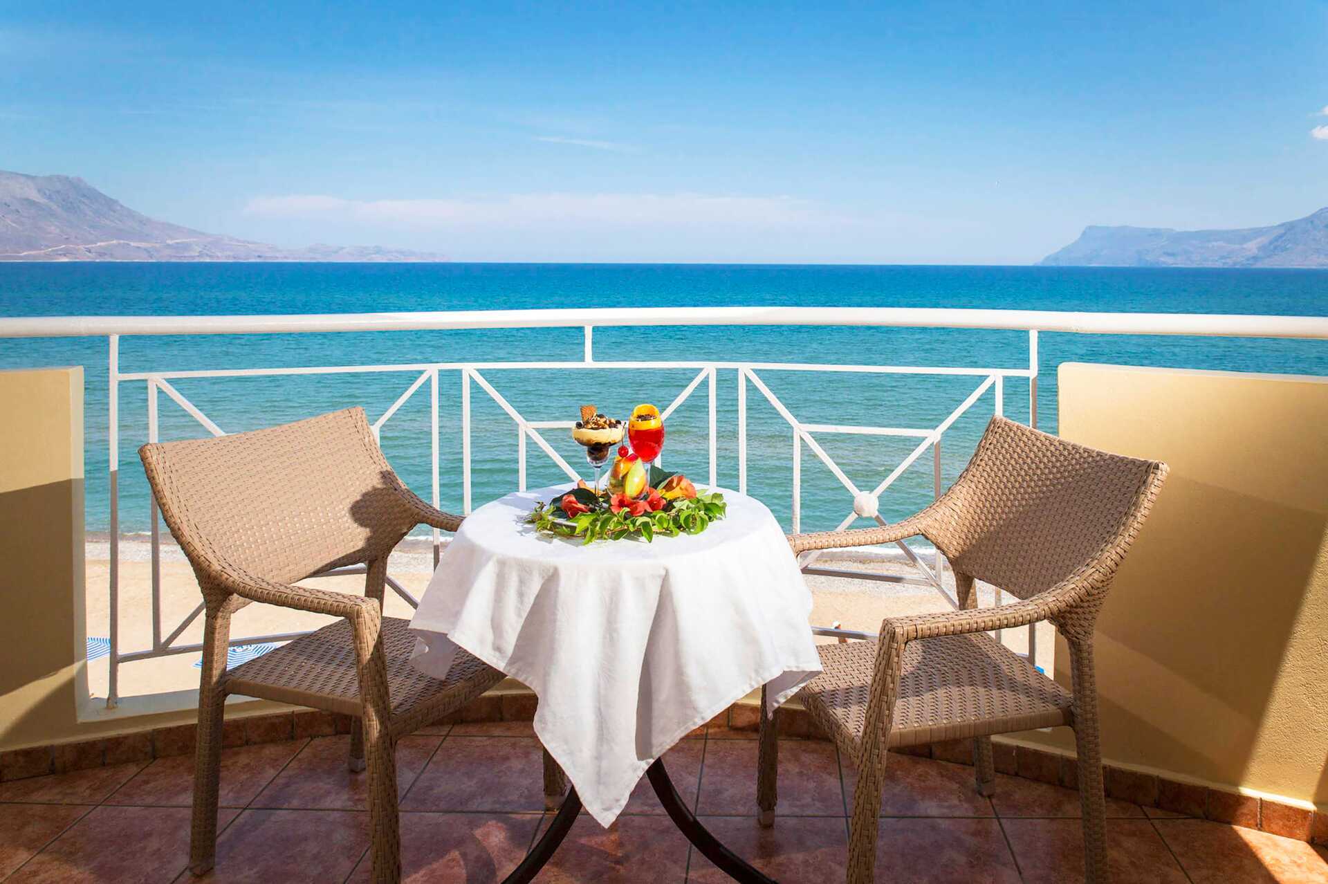 Parveke merinäköalalla Sunny Bay -hotellissa Kastellissa, Kreetalla.