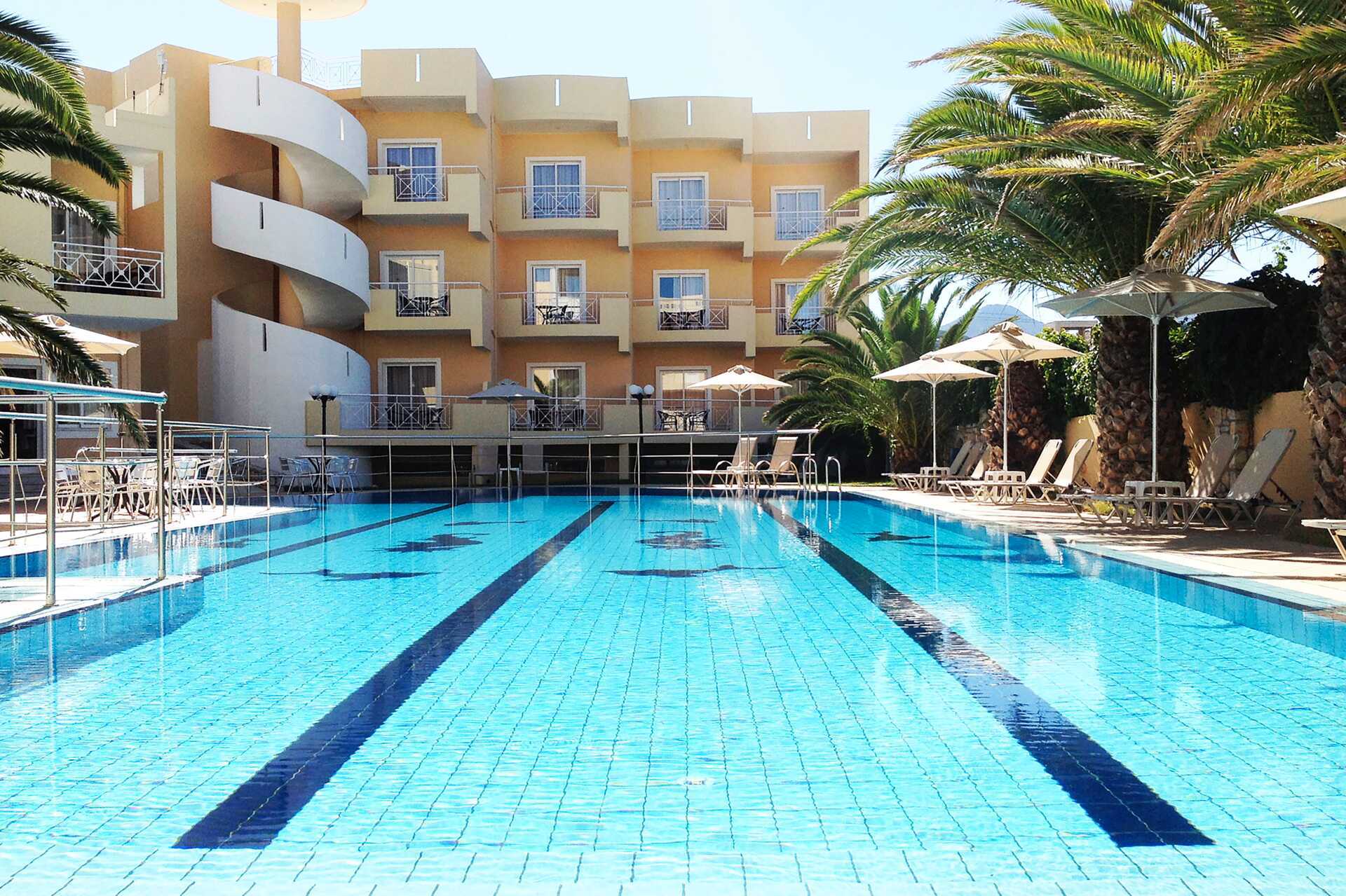 Sunny Bay -hotellin allasalue Kastellissa Kreetalla.