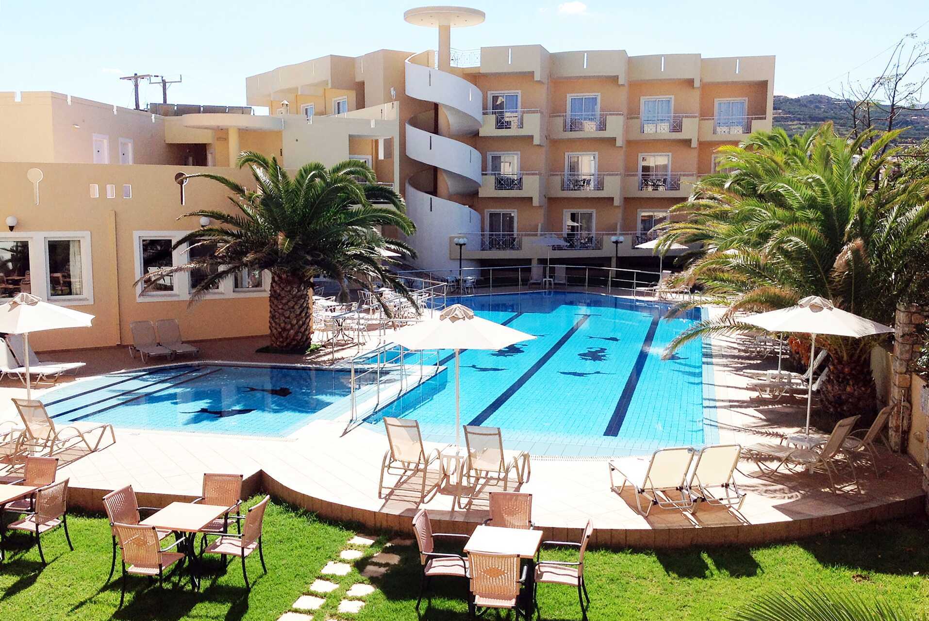 Sunny Bay -hotellin allasalue Kastellissa Kreetalla.