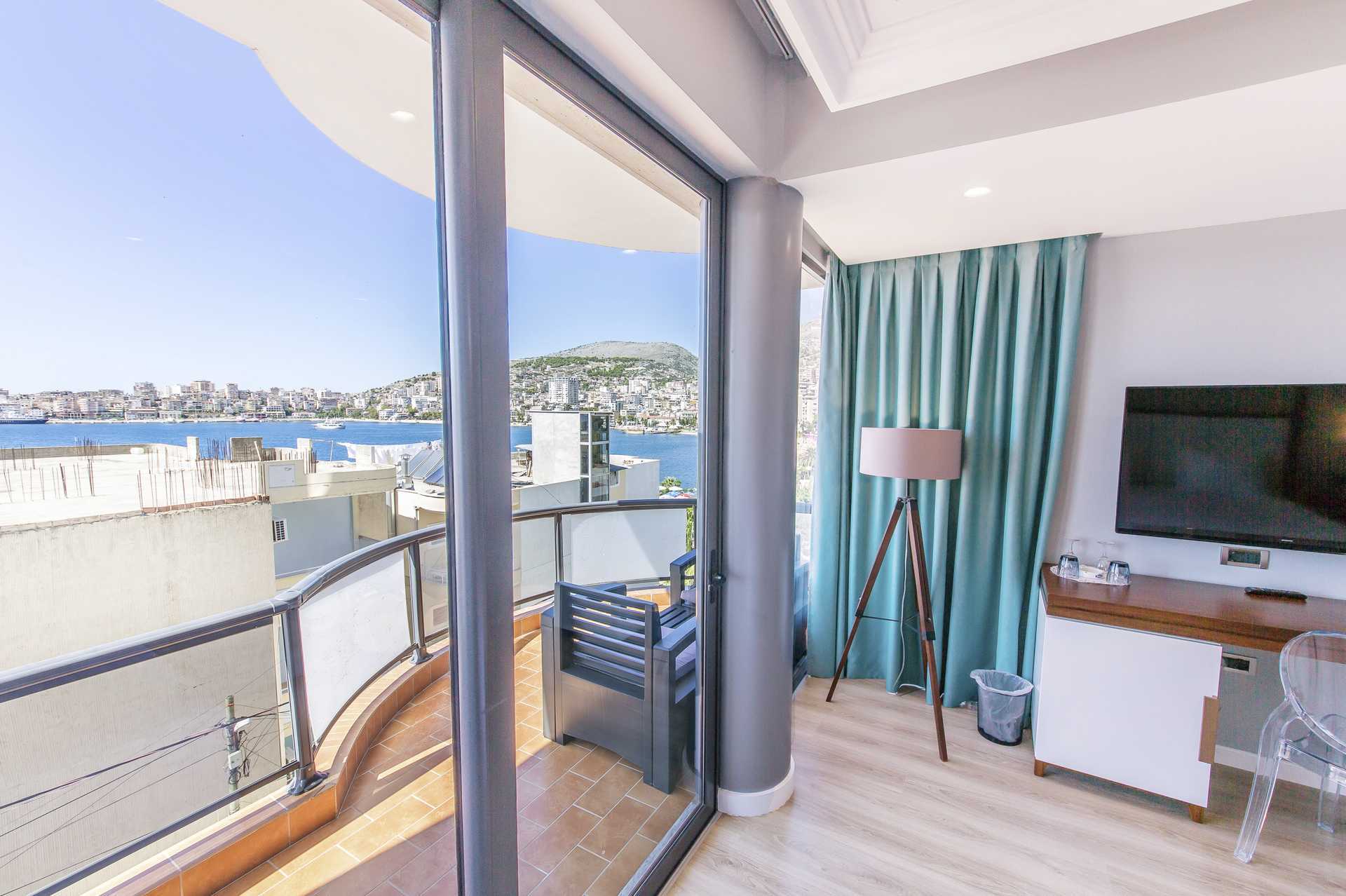 Superior-huone Hotel Brilantissa Sarandassa, Albaniassa.