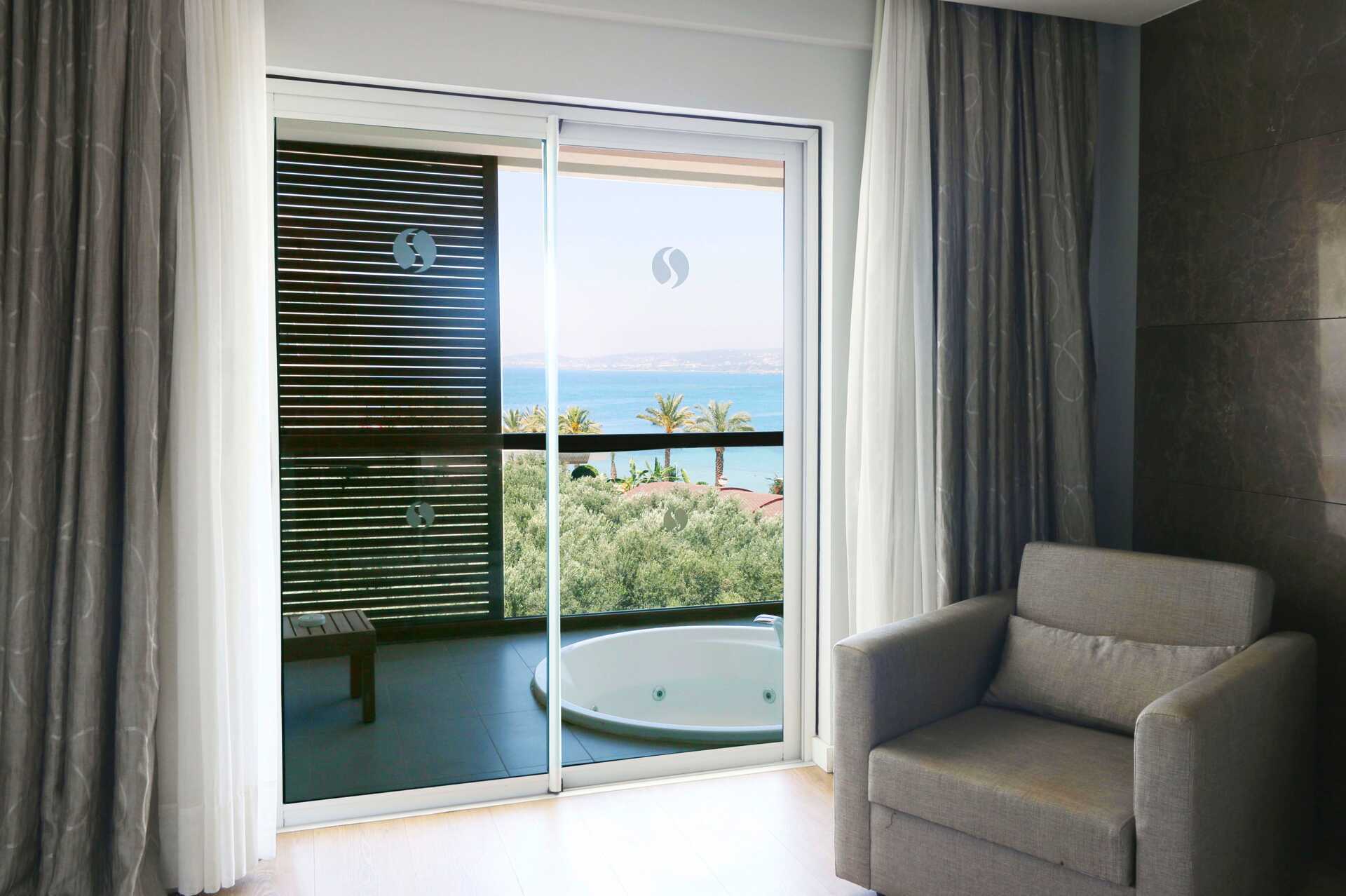 Superior-huone parvekkeella hotelli Gold Islandissa Alanyassa, Turkissa.