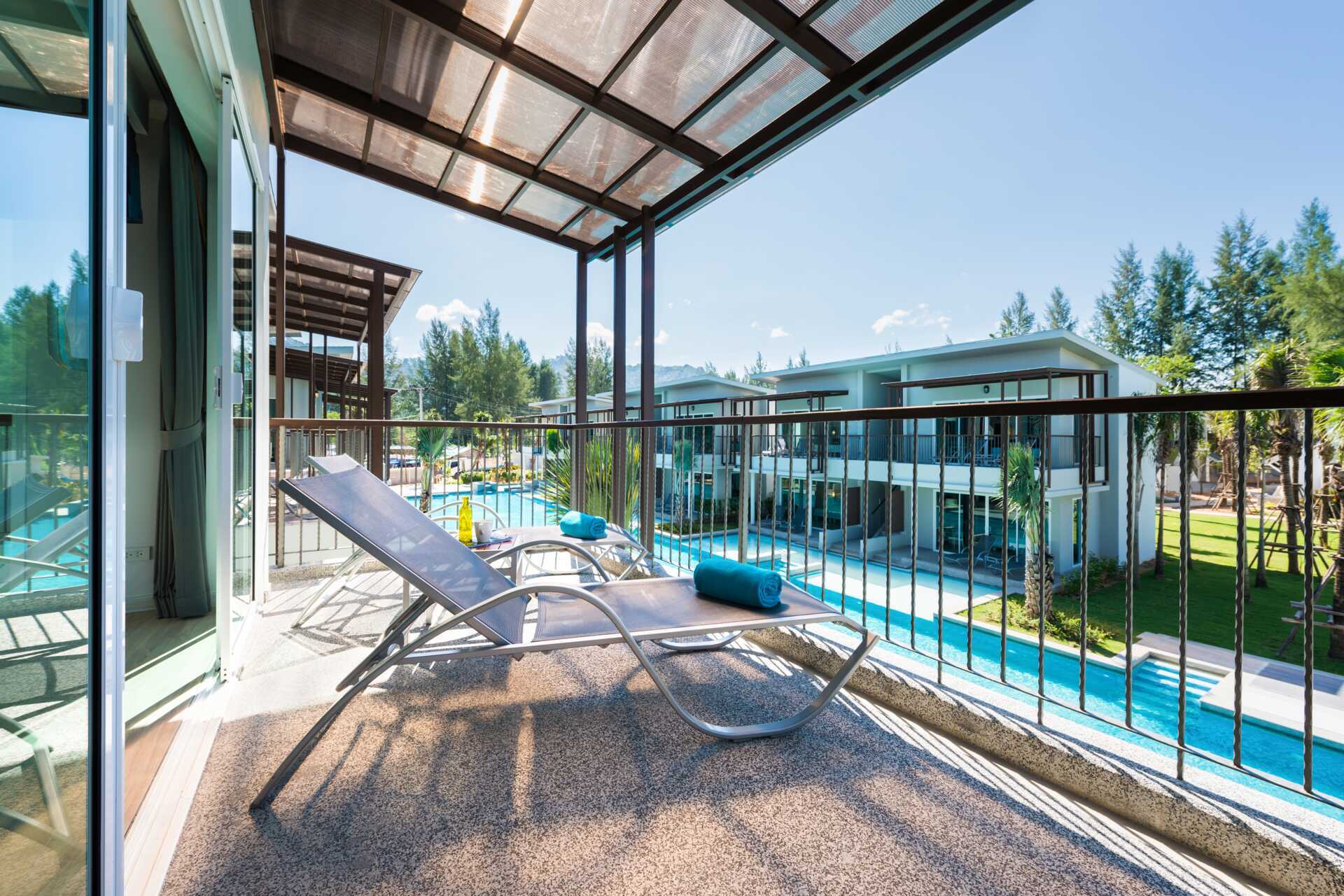 Superior-huone parvekkeella hotelli The Waters Khao Lak by Katathanissa, Thaimaassa.