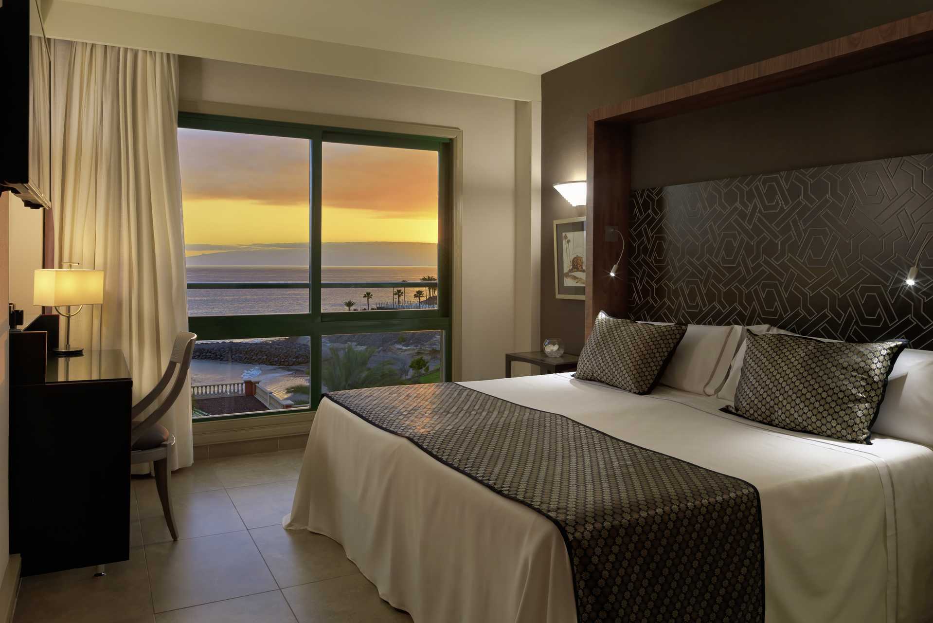 Superior-sviitti Jardines De Nivaria hotellissa Costa Adejessa, Teneriffalla.