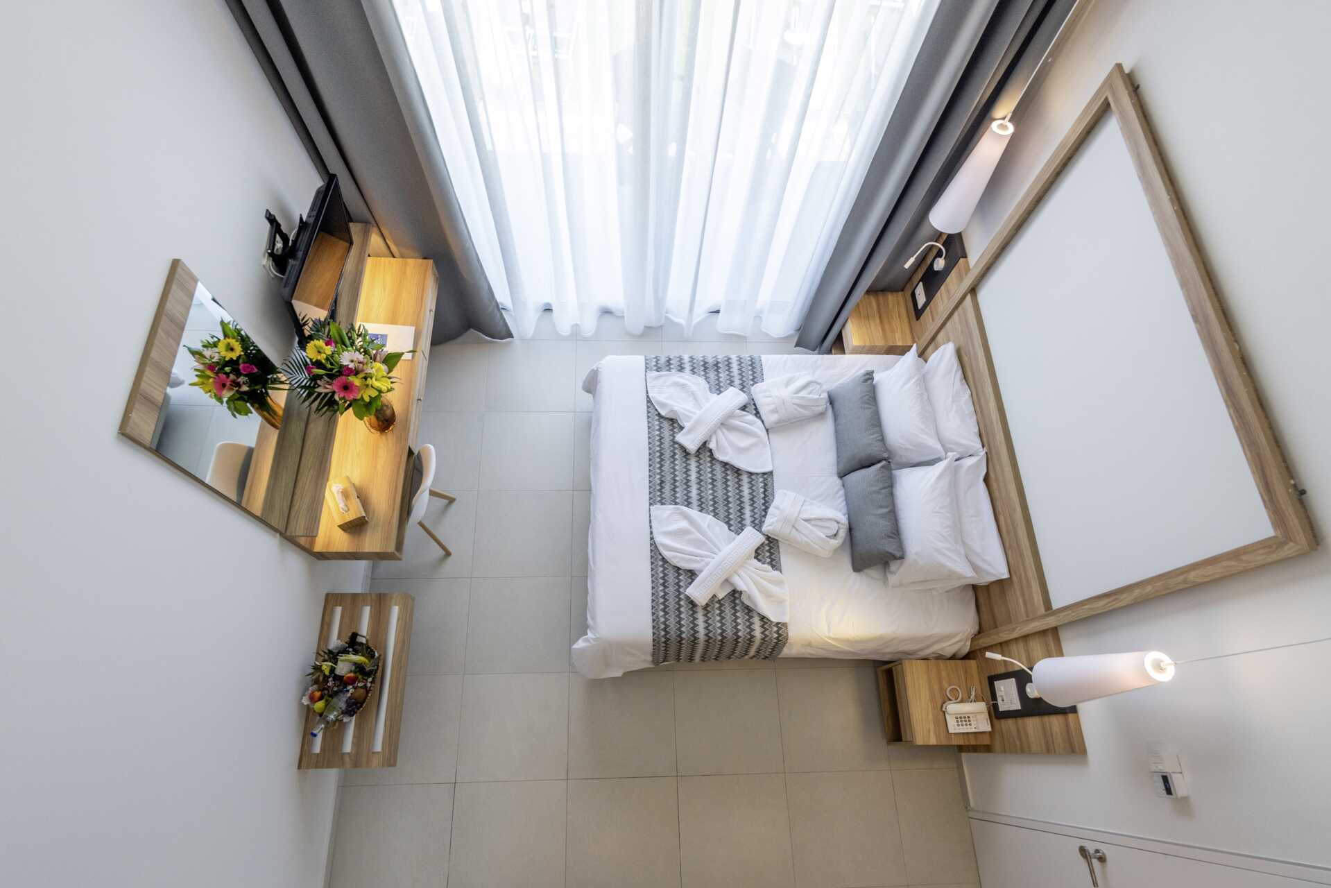 Superior-yksiö kahdella norm. vuoteella kerrossängyt Kiani Beach Resortissa Kalivesissa, Kreetalla.