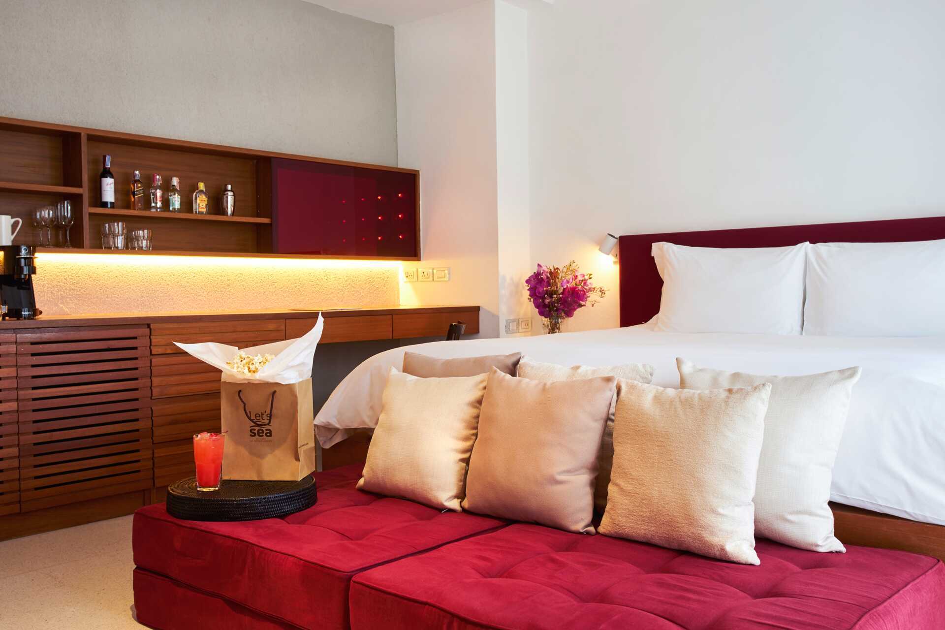 Suurehko kahden hengen huone Let's Sea Hua Hin Al Fresco Resortissa Thaimaassa.