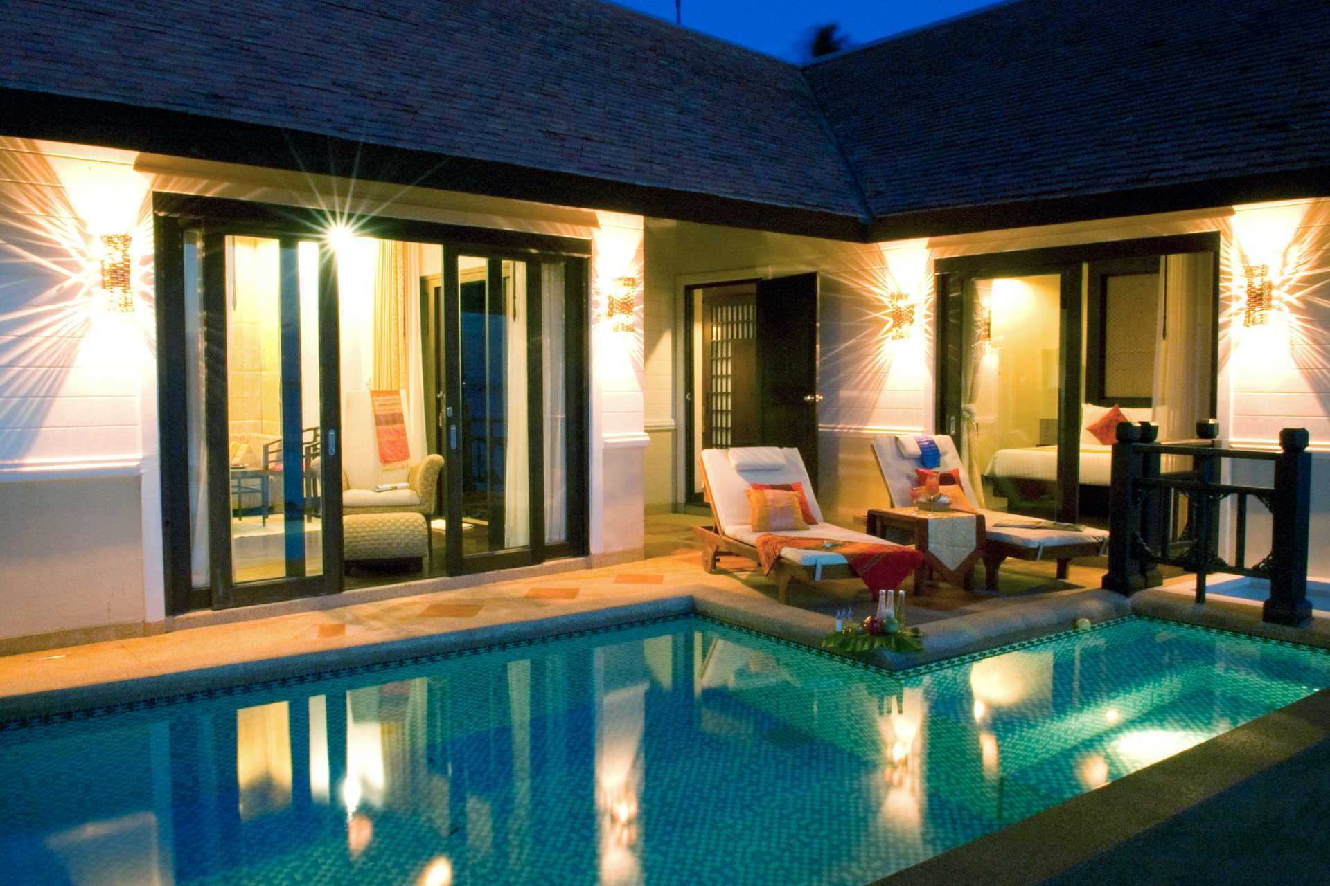 Sviitti omalla uima-altaalla Rawi Warin -hotellissa Koh Lantalla, Thaimaassa.