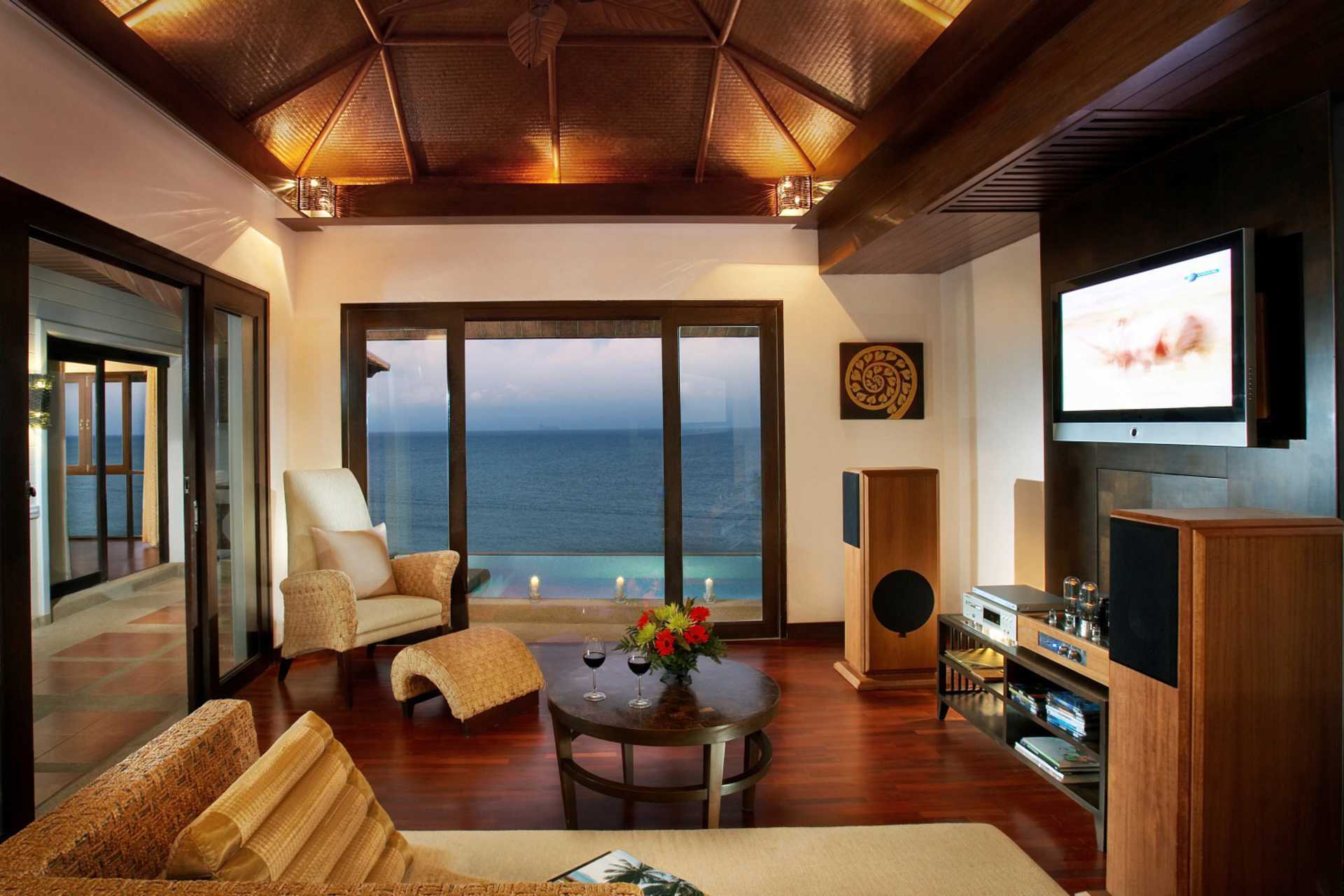 Sviitti omalla uima-altaalla Rawi Warin -hotellissa Koh Lantalla, Thaimaassa.