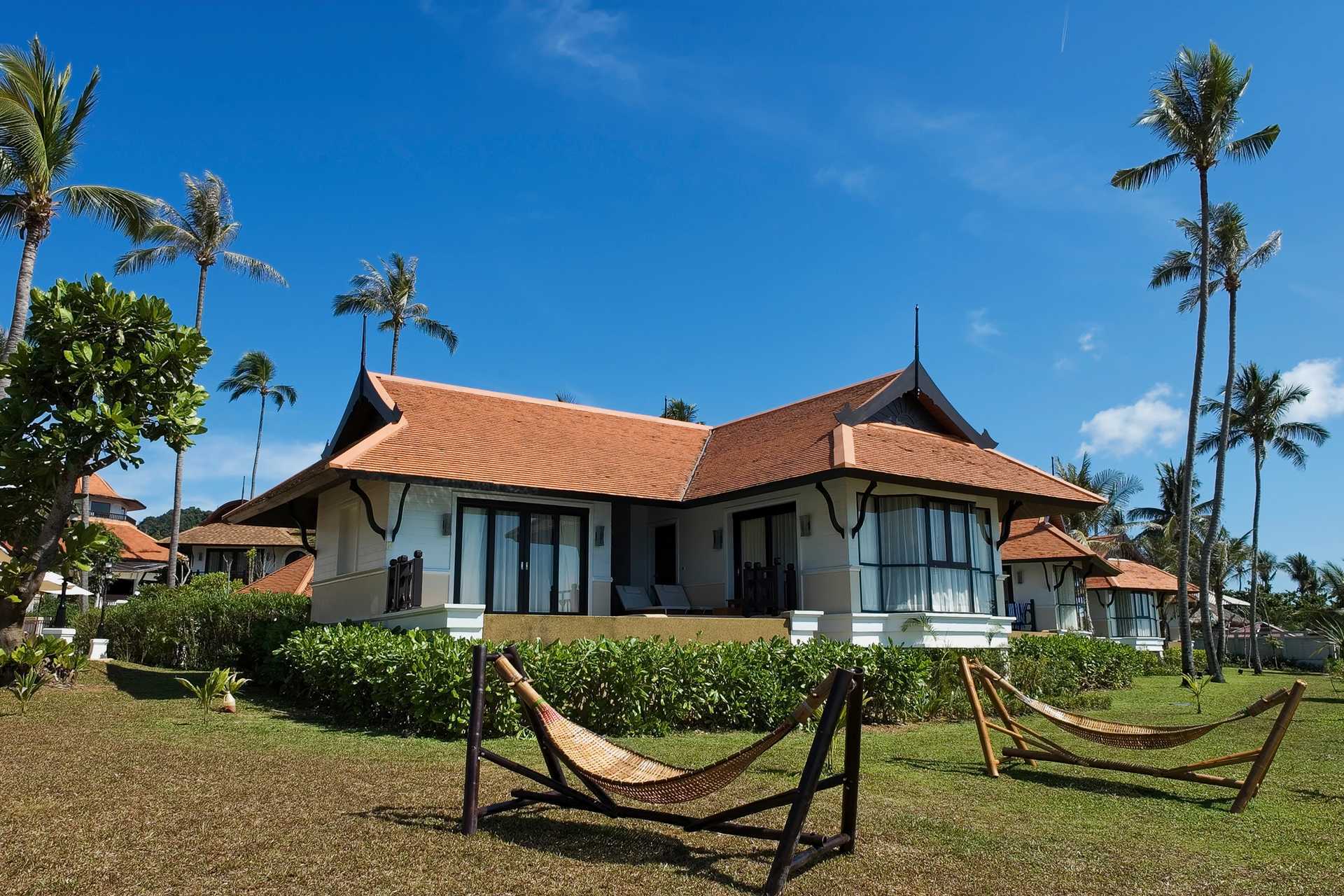 Sviitti omalla uima-altaalla Rawi Warin -hotellissa Koh Lantalla, Thaimaassa.