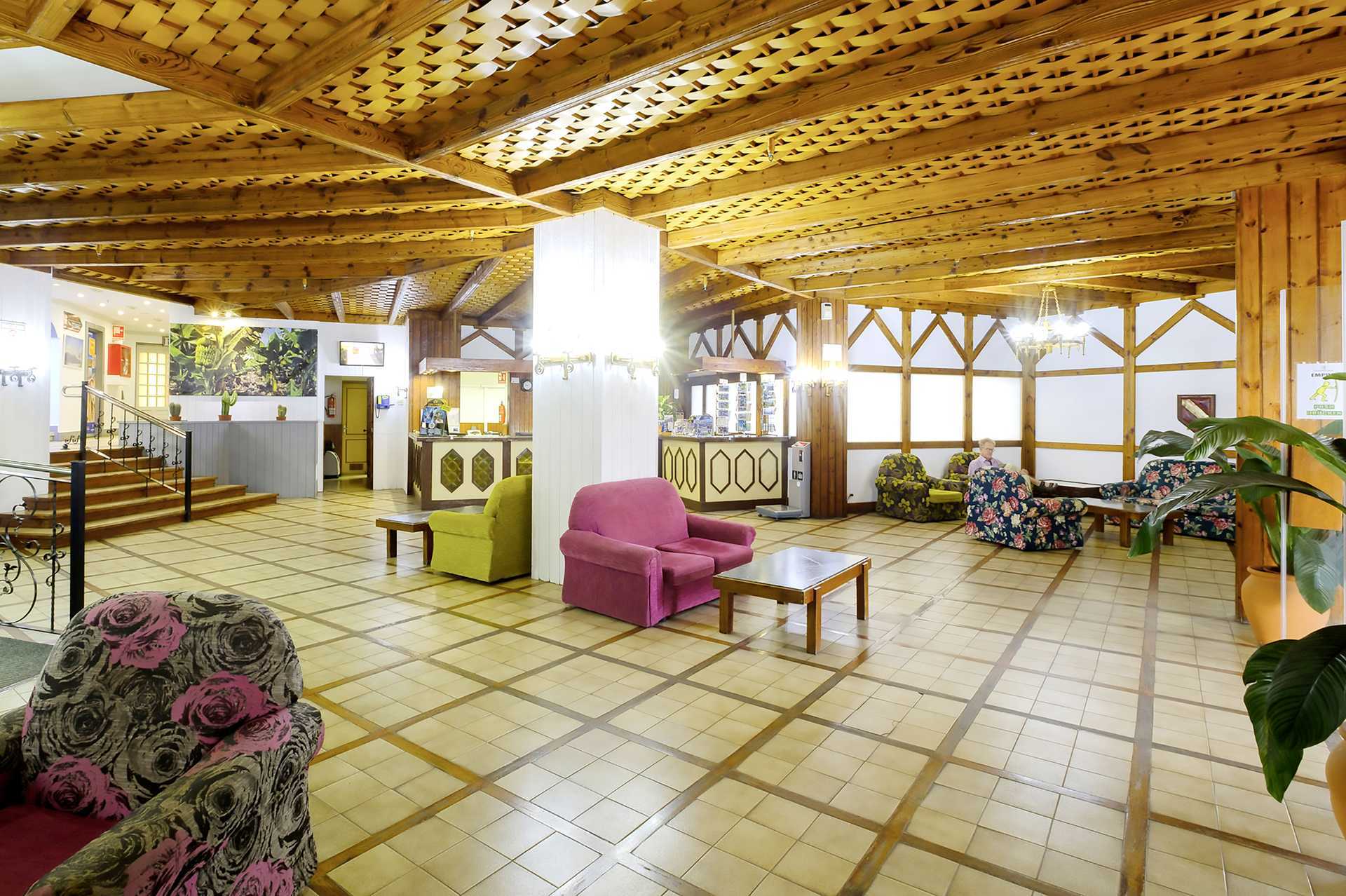 Teneguia-hotellin aula Puerto de la Cruzissa Teneriffalla.