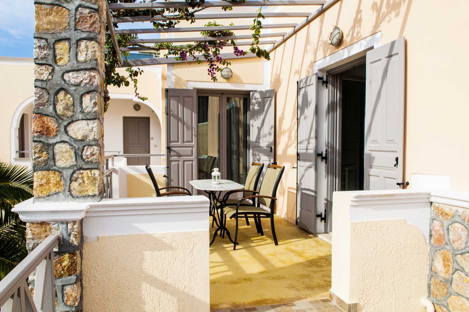 Terassi remontoitu kaksio hotelli Polydefkis Kamarissa, Santorinissa, Kreikassa.