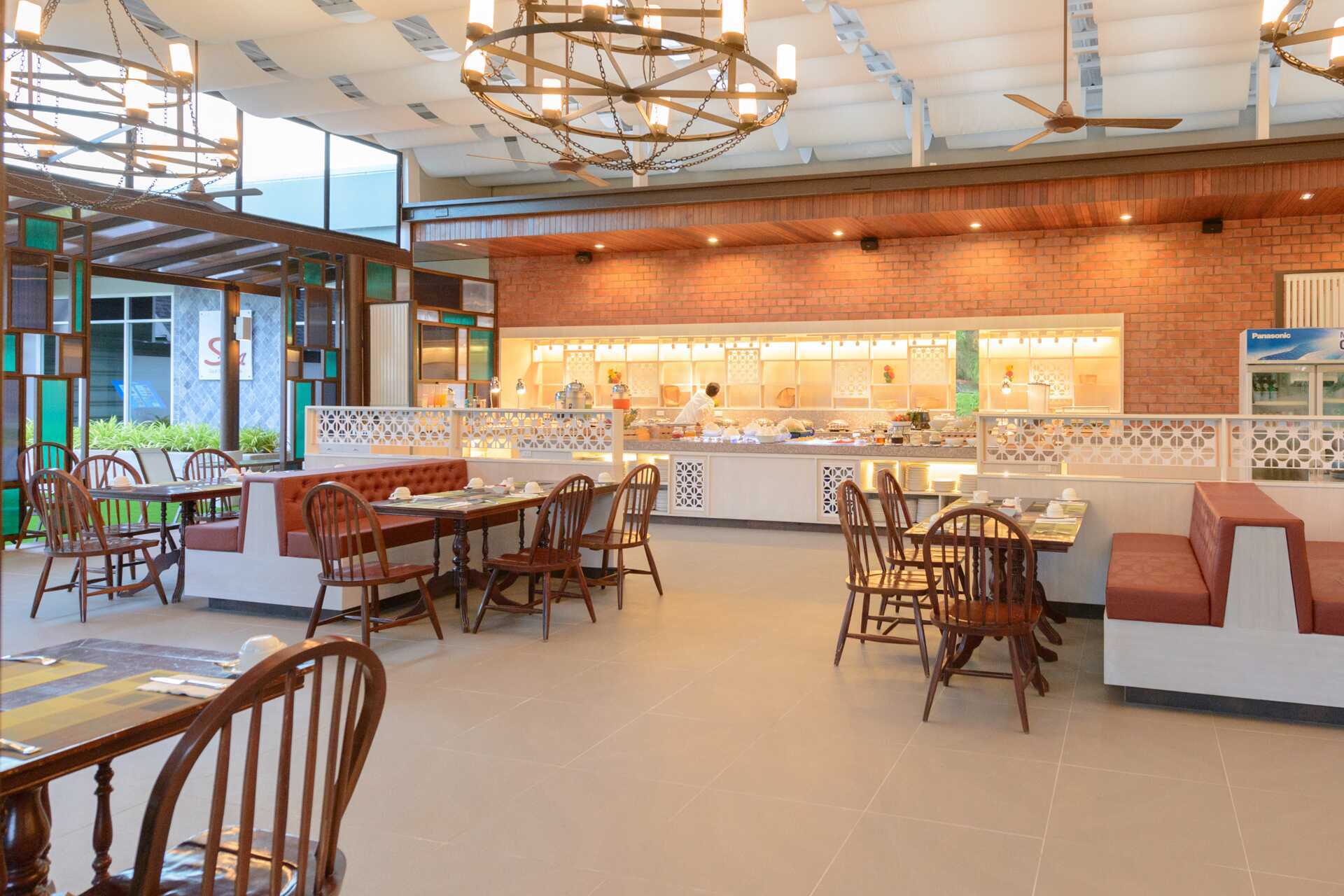 Ravintola hotelli The Waters Khao Lak by Katathanissa, Thaimaassa.