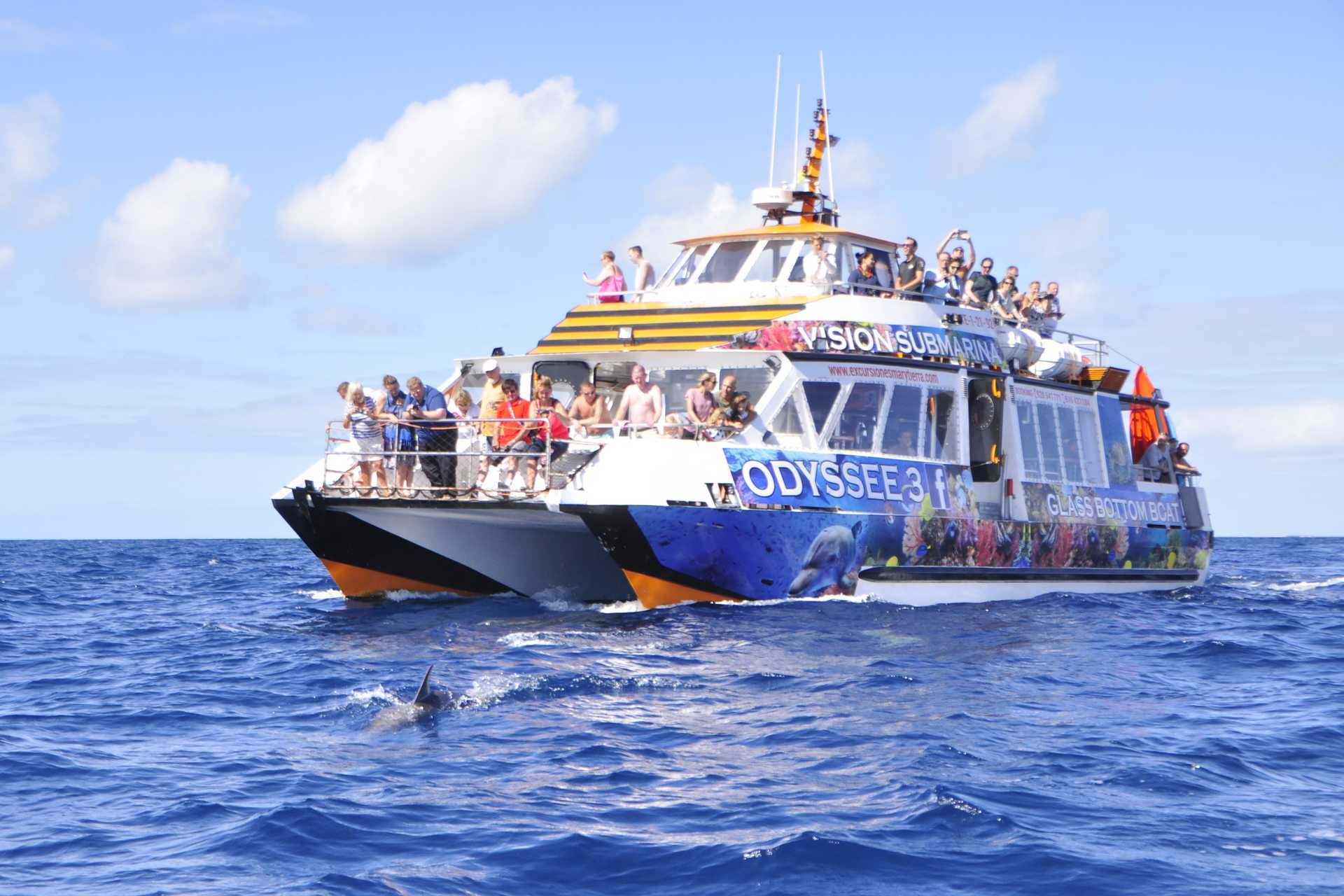 Tutustu mereen lasipohjaisen veneen kyydissä