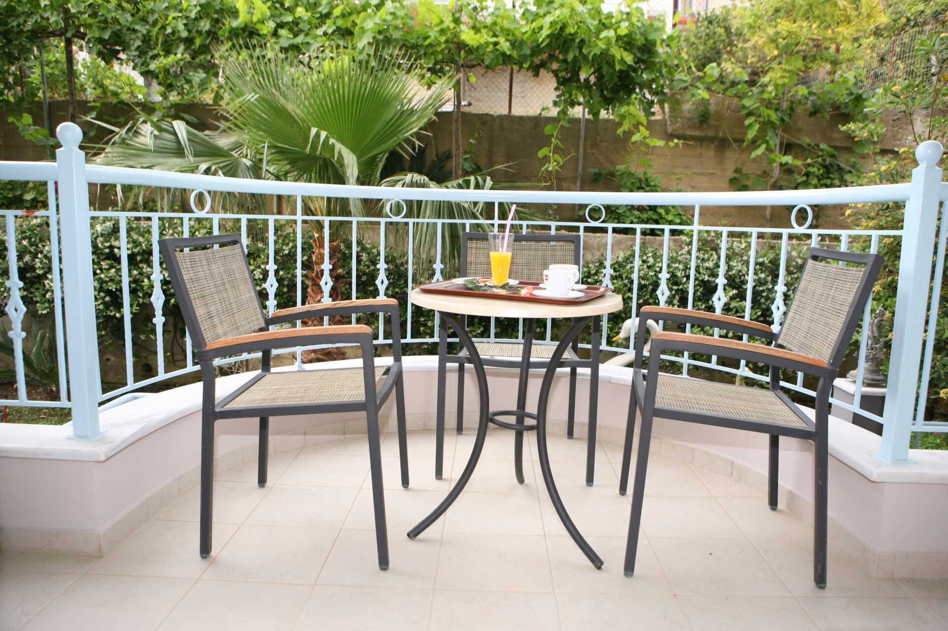 Ulkotila yhdessä hotelli Atlonin kaksioista Vrachosissa Kreikassa.