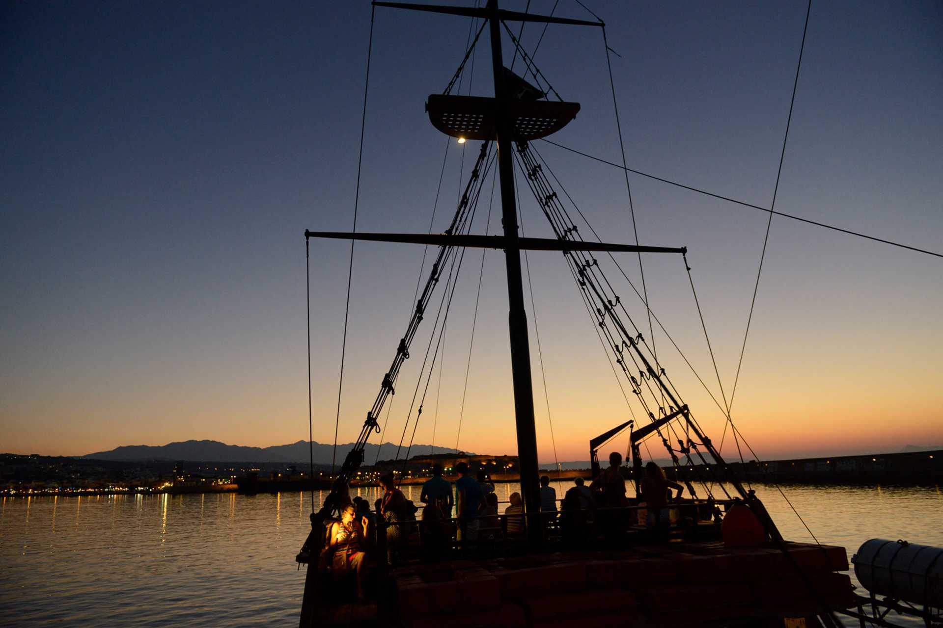 Veneretki auringonlaskussa