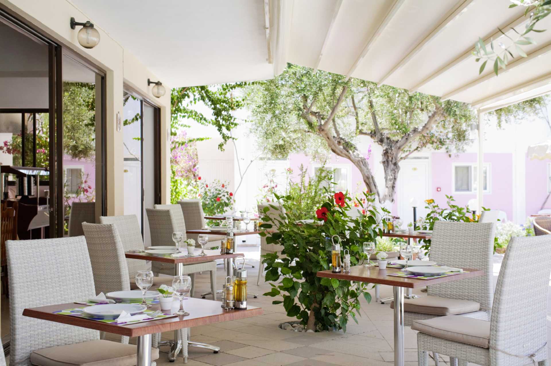 Ravintola Venezia-hotellissa Karpathosin kaupungissa Kreikassa.