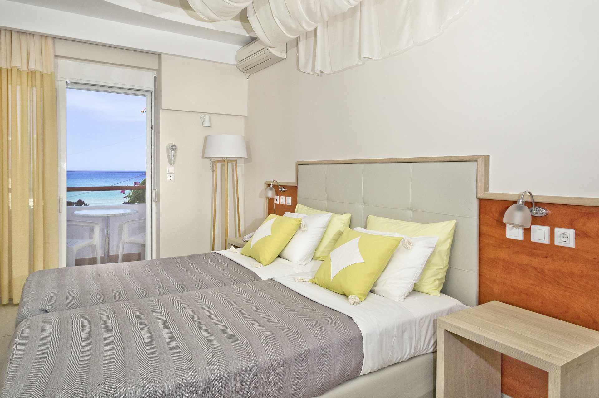 Kahden hengen huone hotelli Veneziassa Karpathosin kaupungissa Kreikassa.