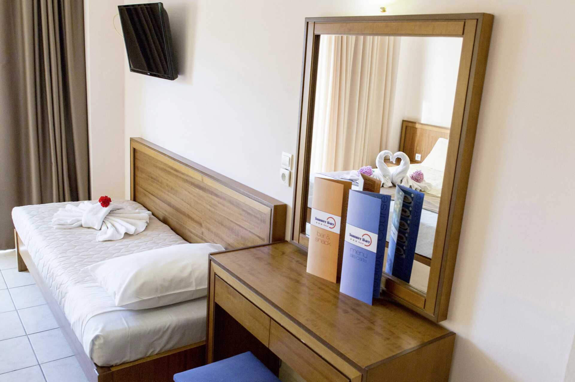 Vuodesohva kahden hengen huoneessa Hotel Sunny Bayssä Kreetan Kastellissa.