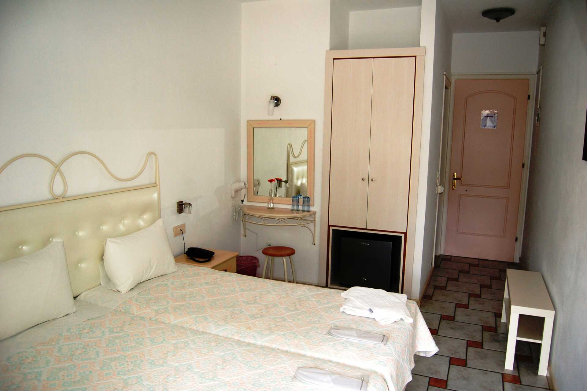 Yhden hengen huone, hotelli Villa Marie. Sivota, Kreikka.