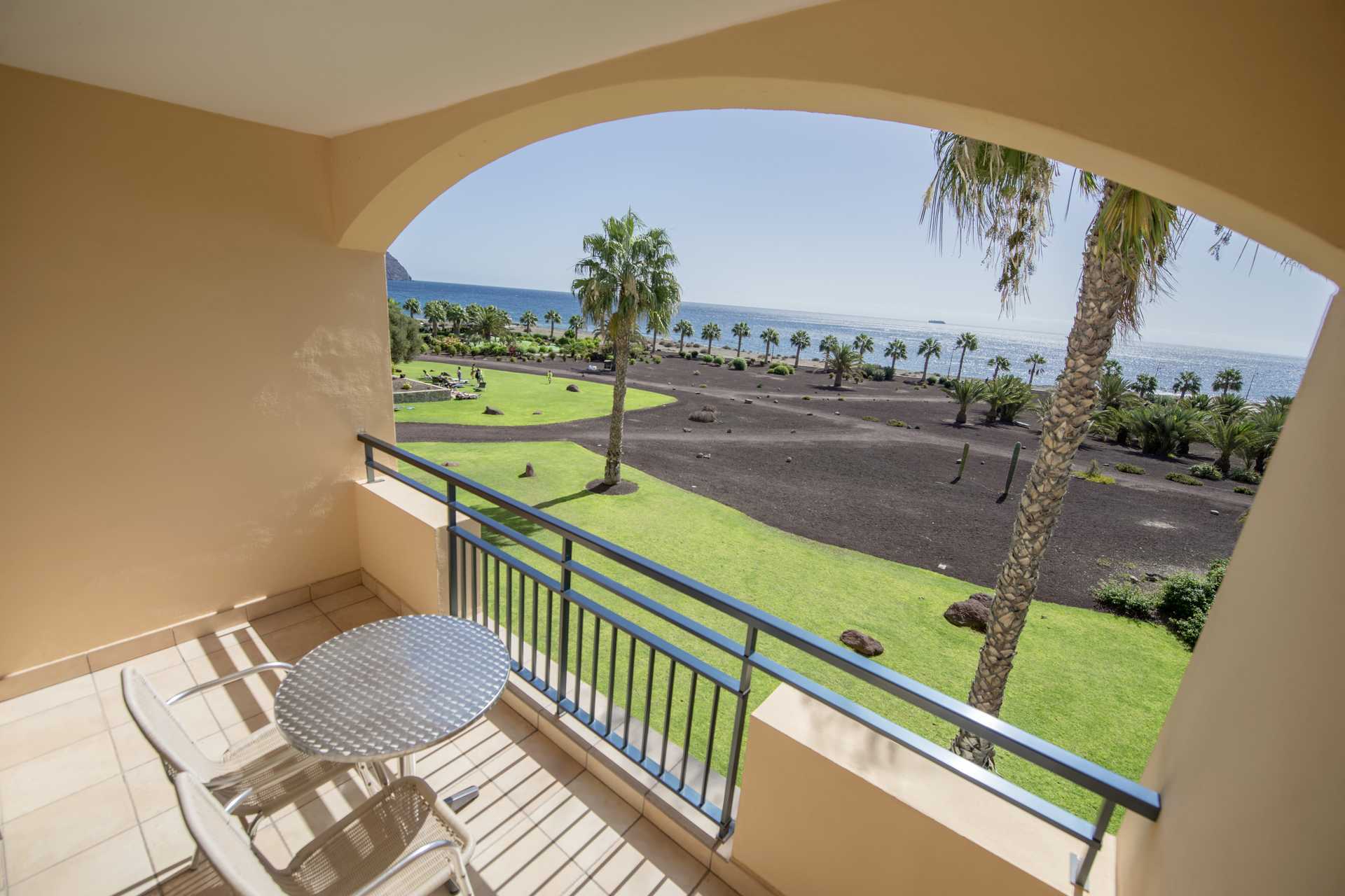 Yhden huoneen huoneisto merinäköalalla.