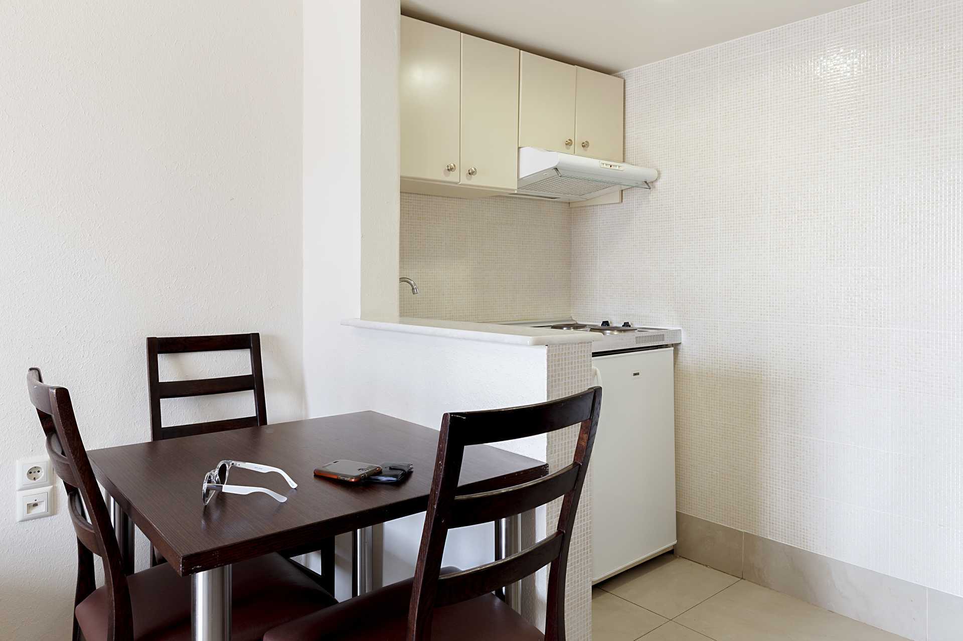 Yhden makuuhuoneen huoneisto hotelli Ideal Beachissä Kreetalla, Kreikassa.