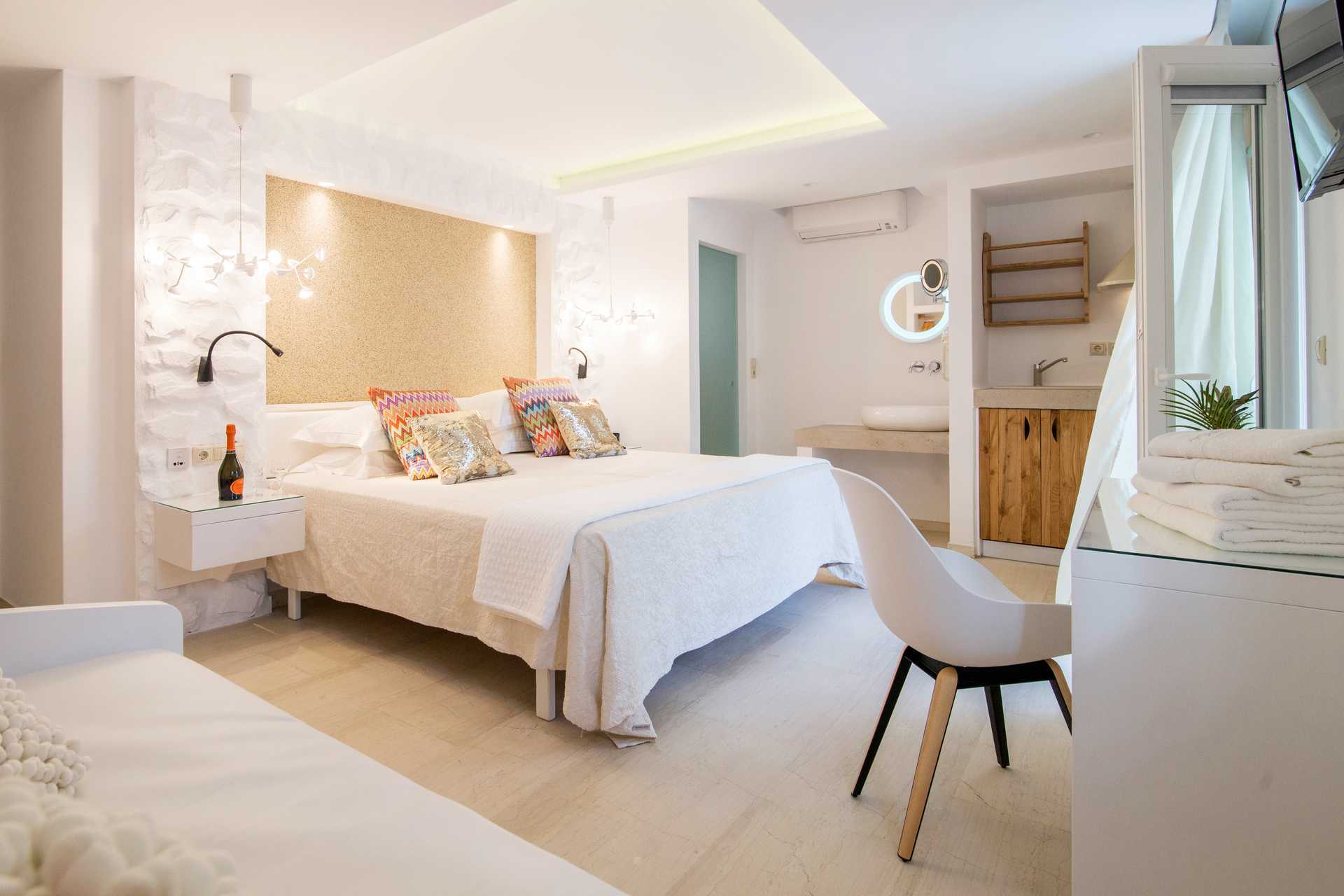 Yksiö alennetulla maatasolla hotelli Spirosissa Naxoksen kaupungissa.