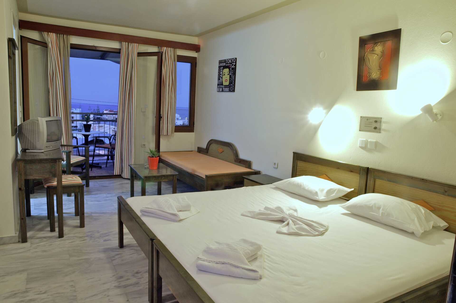 Yksiö Hotelli Alexandros M:ssä Malemessa Kreetalla.