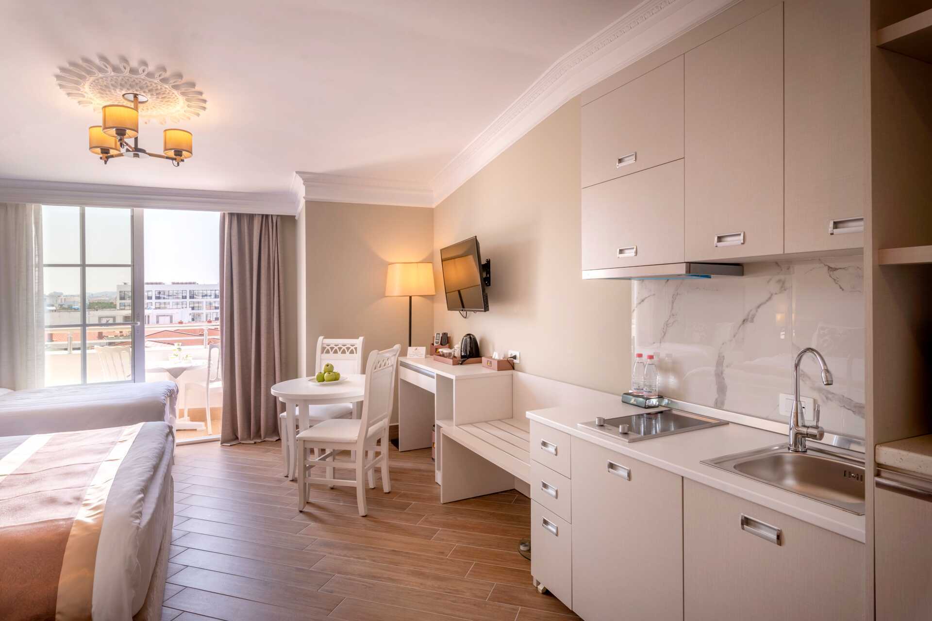 Yksiö. Hotelli Fafa Grand Blue Resort, Durresin Riviera, Albania.