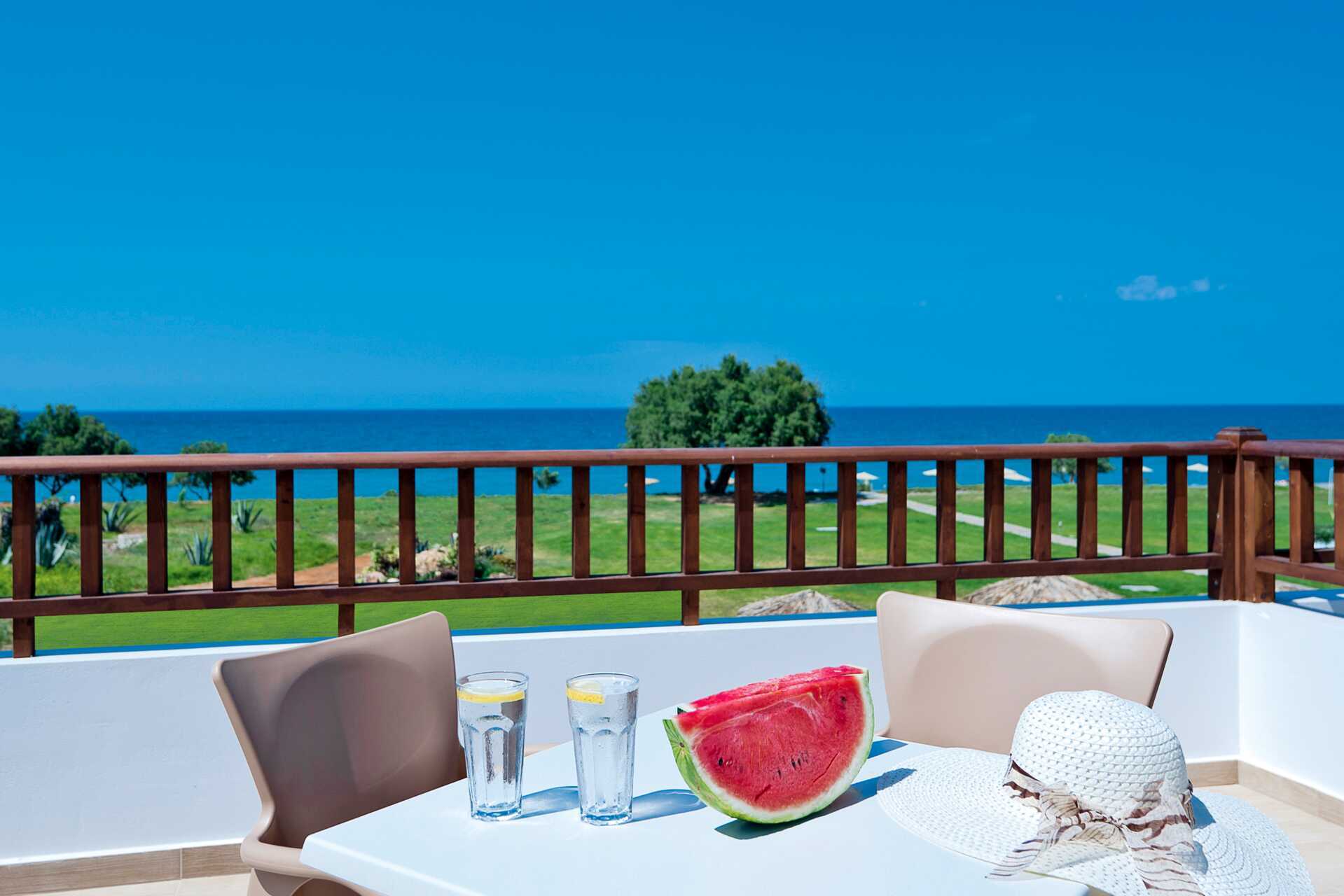 Yksiö Hotelli Geraniotis Beachillä Plataniaksessa Kreetalla, Kreikassa.