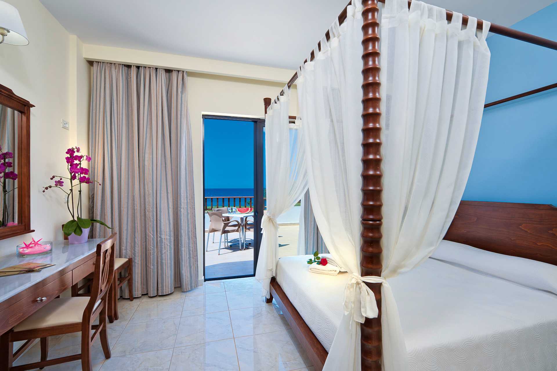 Yksiö Hotelli Geraniotis Beachillä Plataniaksessa Kreetalla, Kreikassa.