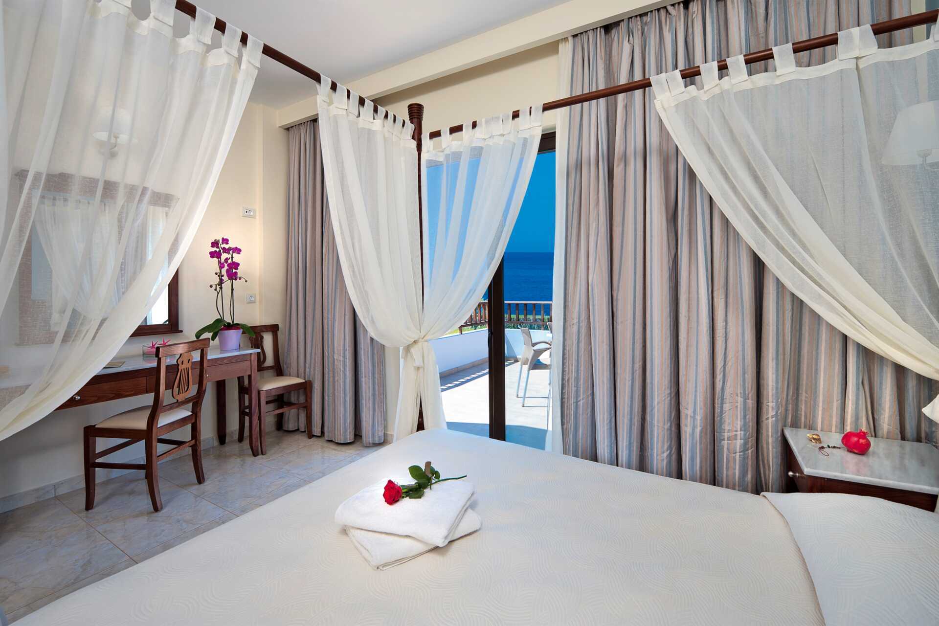 Yksiö Hotelli Geraniotis Beachillä Plataniaksessa Kreetalla, Kreikassa.